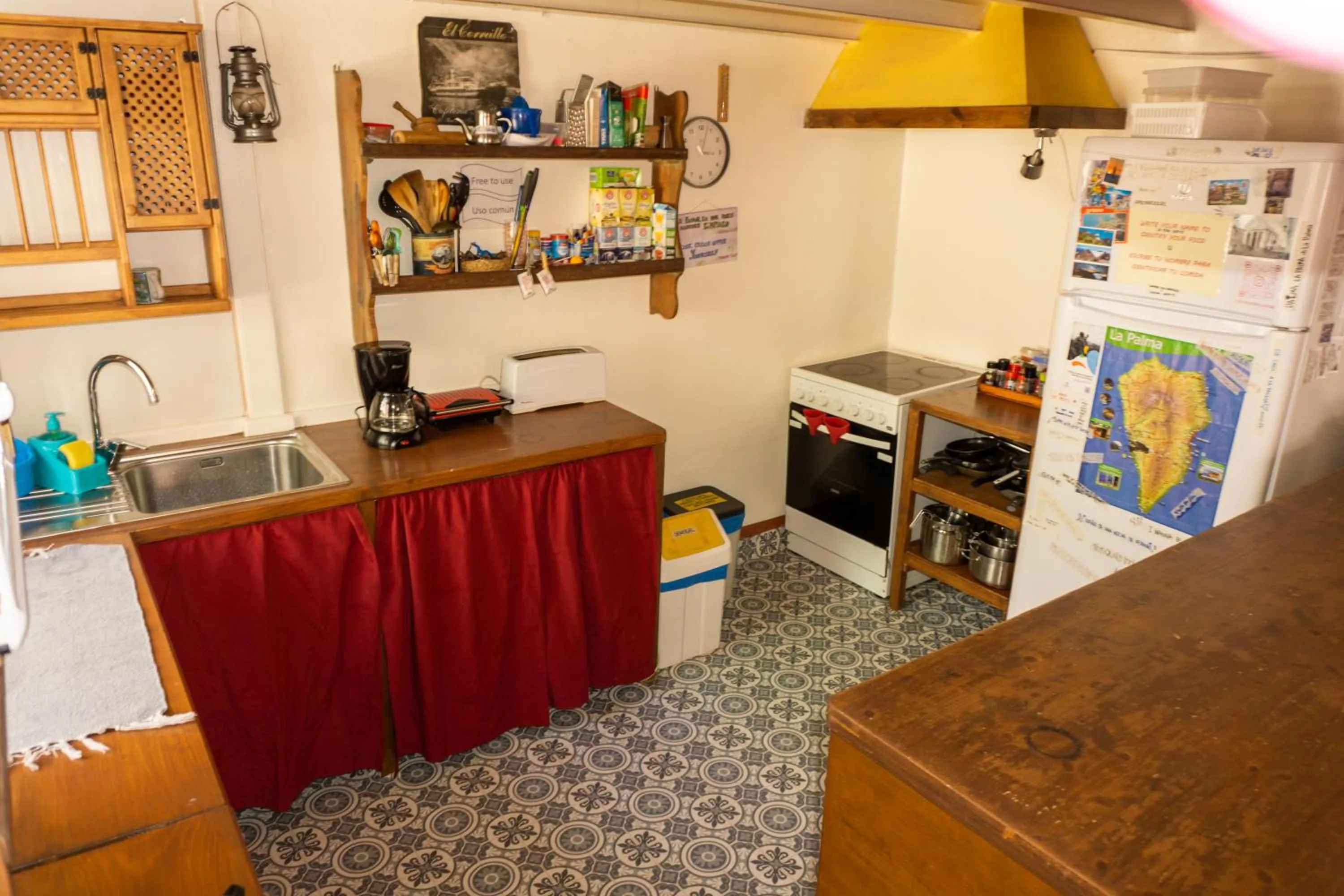 Communal kitchen in Hostel Albergue La Casa Encantada