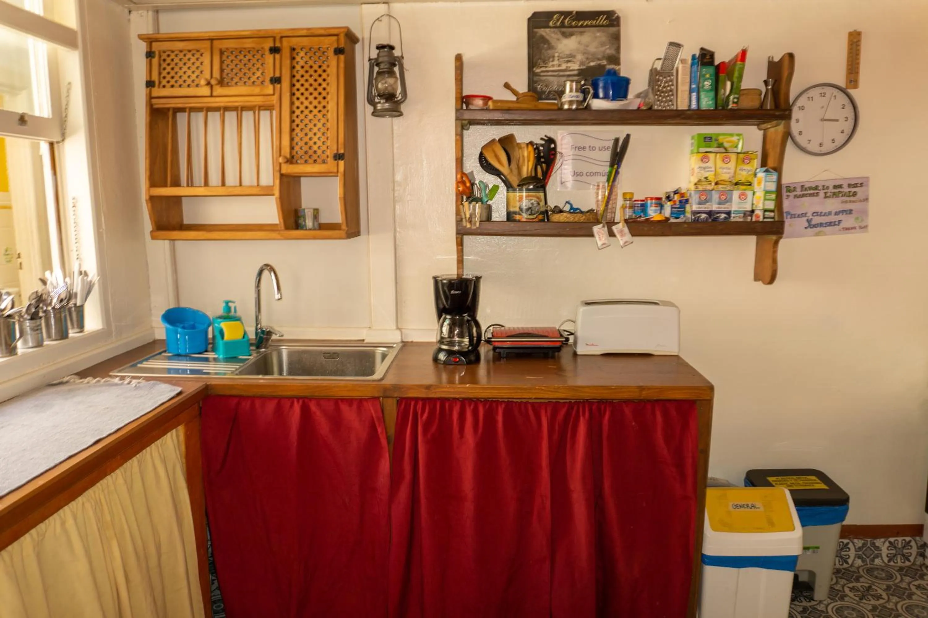 Communal kitchen in Hostel Albergue La Casa Encantada