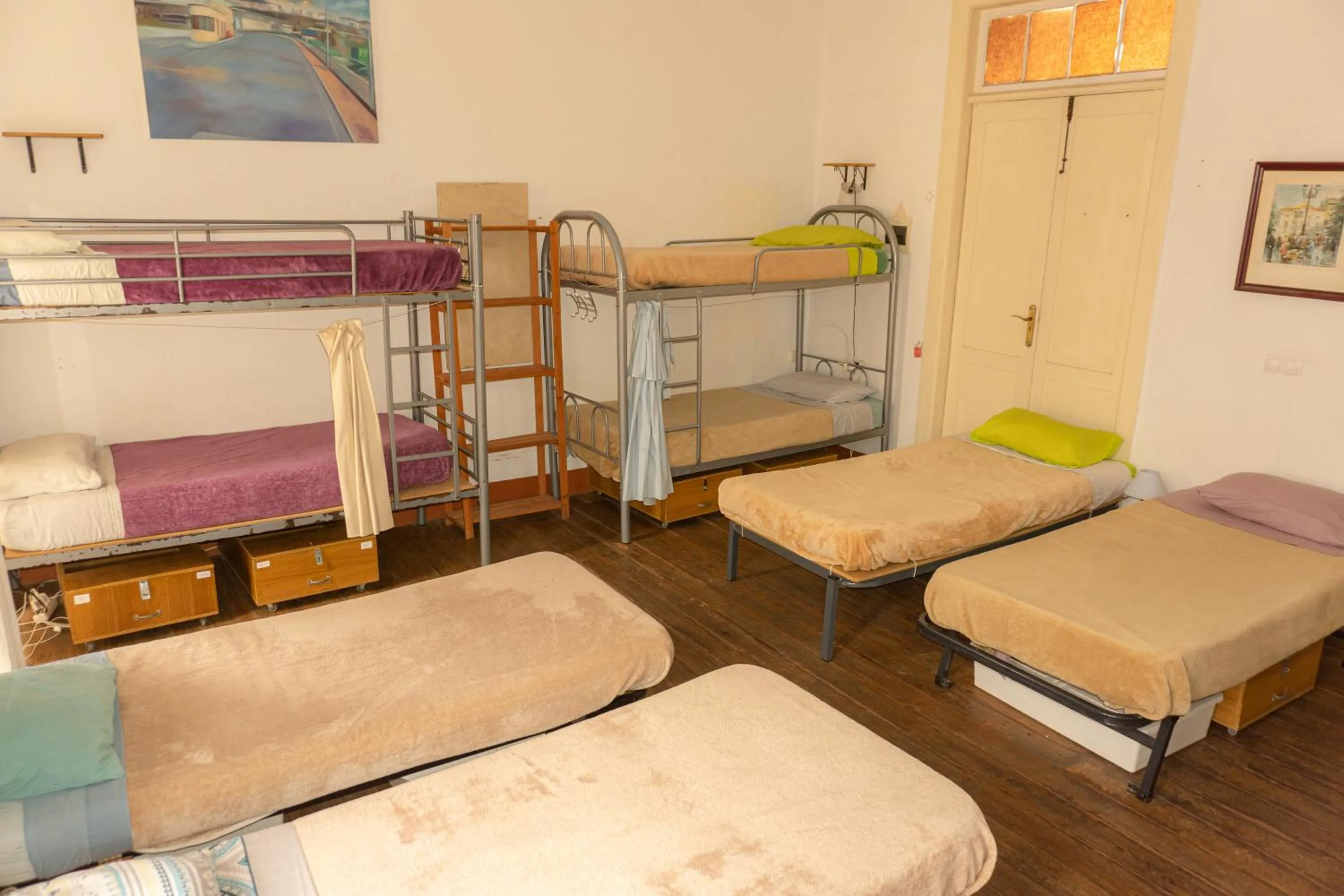 Photo of the whole room, Bed in Hostel Albergue La Casa Encantada