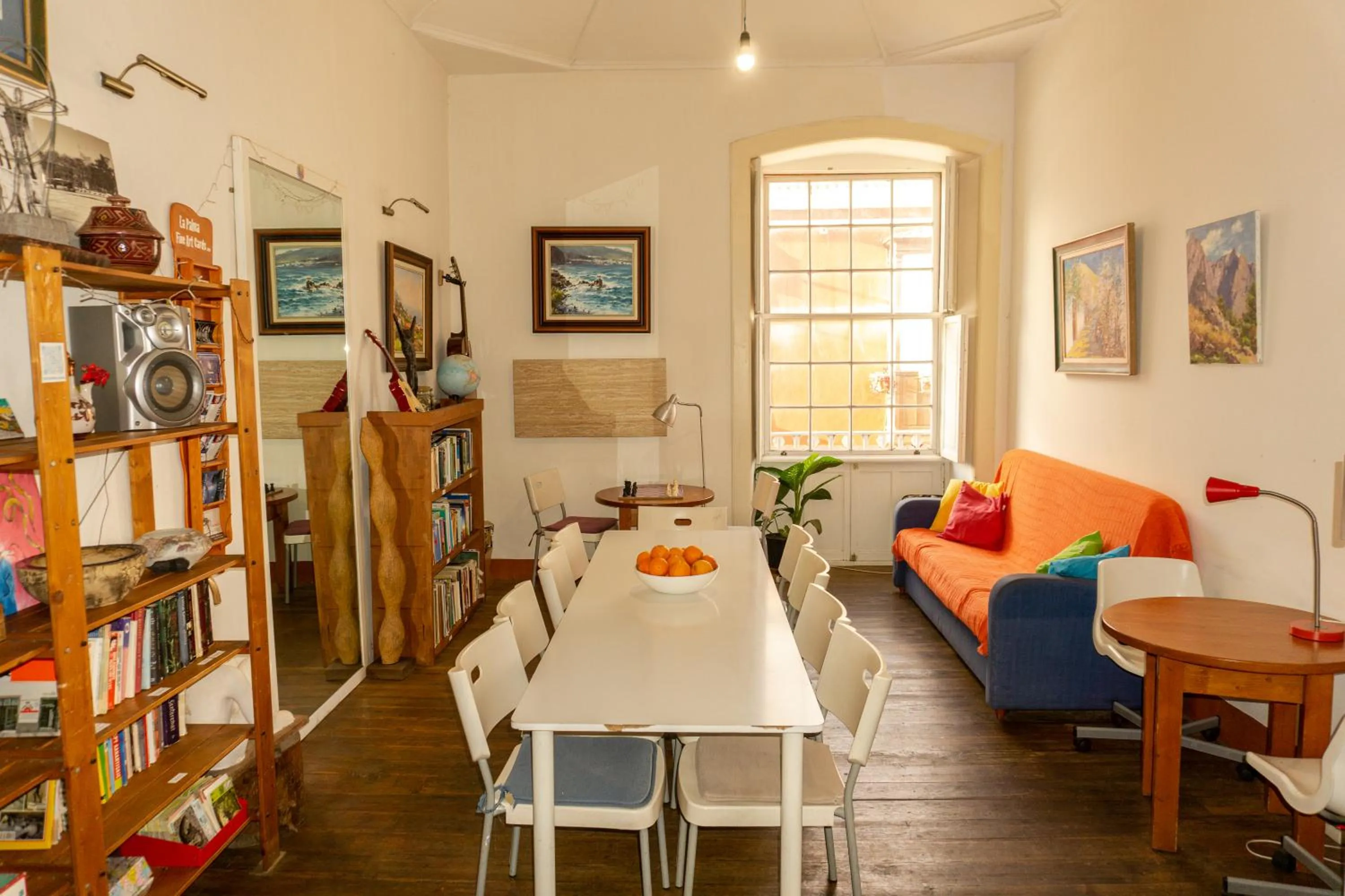 Dining area in Hostel Albergue La Casa Encantada