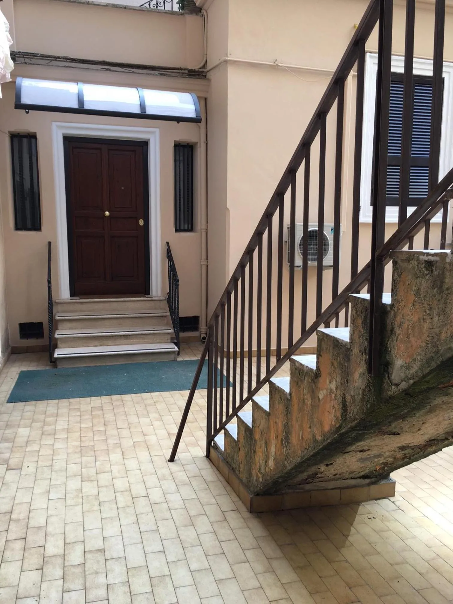 Fotofever Apt, two bedrooms with air conditioned in elegant shopping area, close to Vatican City