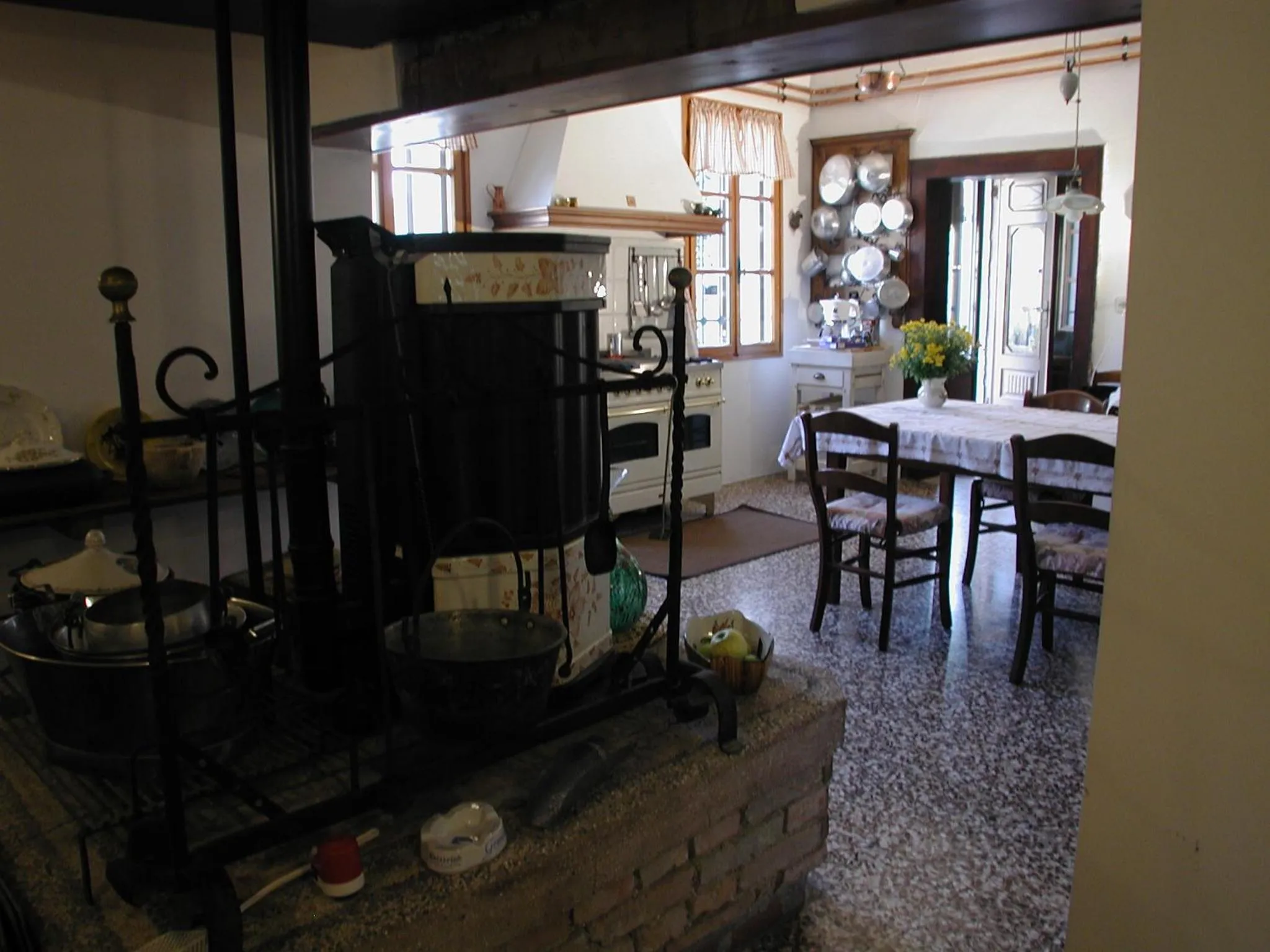 Communal kitchen in B&b Villa Bornancini
