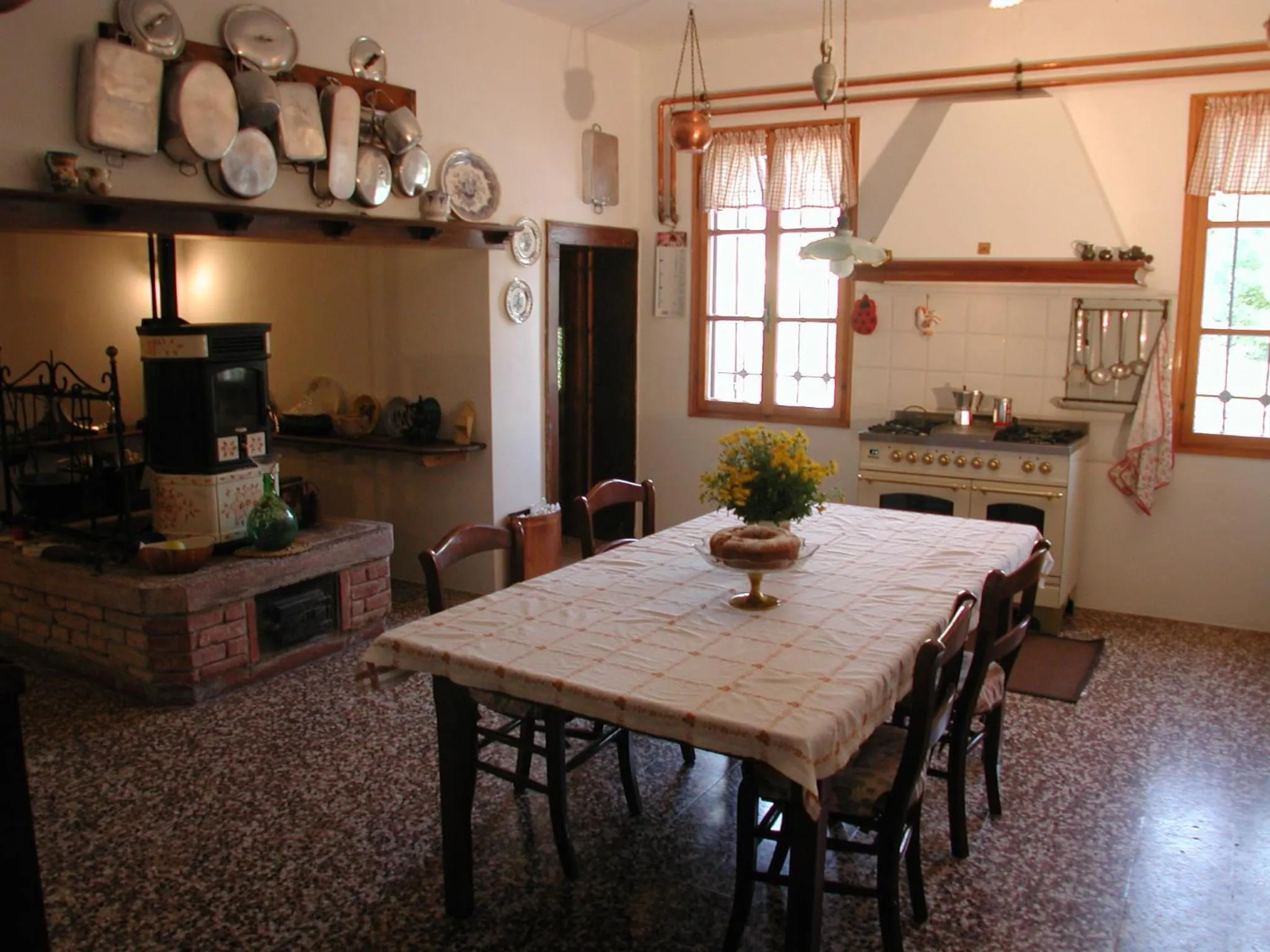Communal kitchen in B&b Villa Bornancini