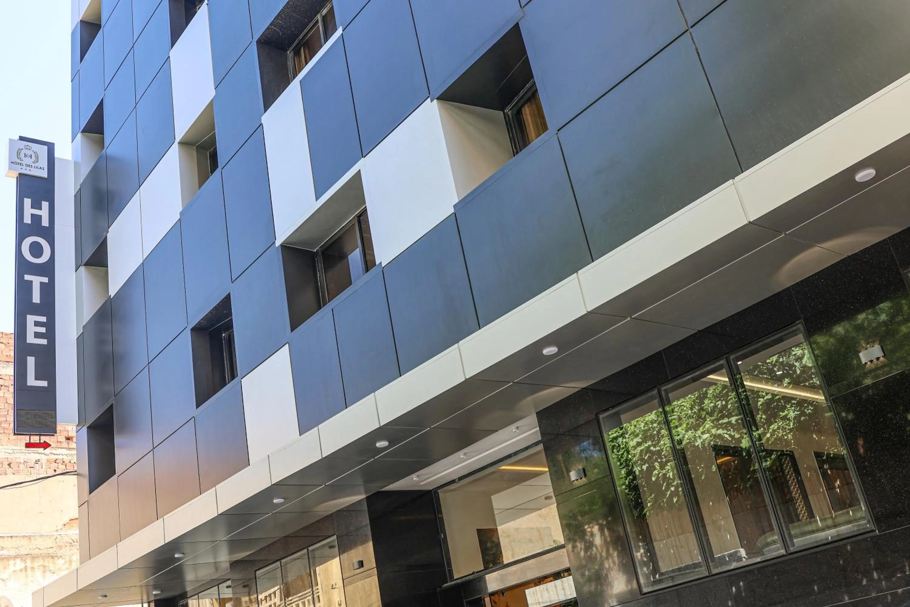 Property building in Hôtel Des Lilas