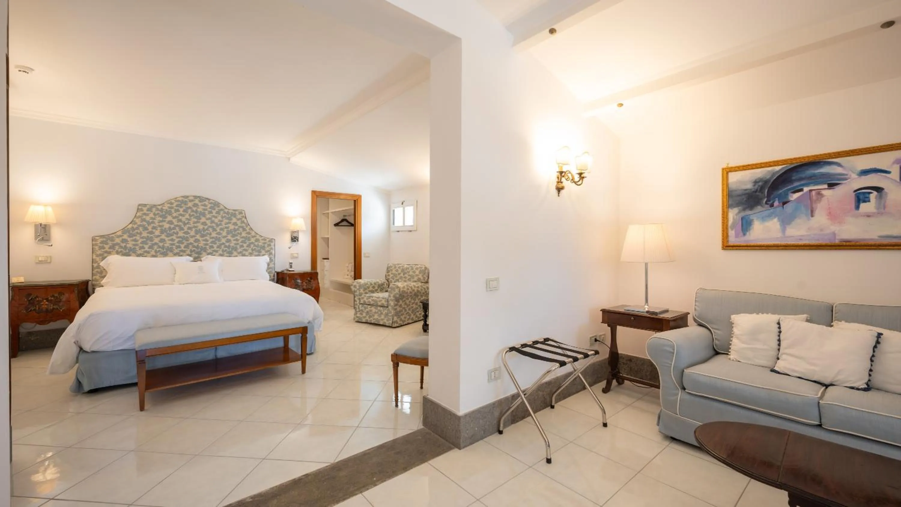 Seating area, Bed in Grand Hotel Cocumella