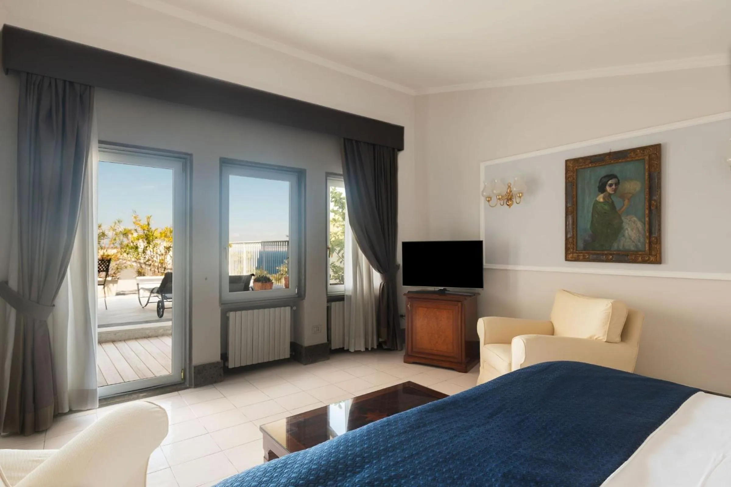 View (from property/room), Bed in Grand Hotel Cocumella