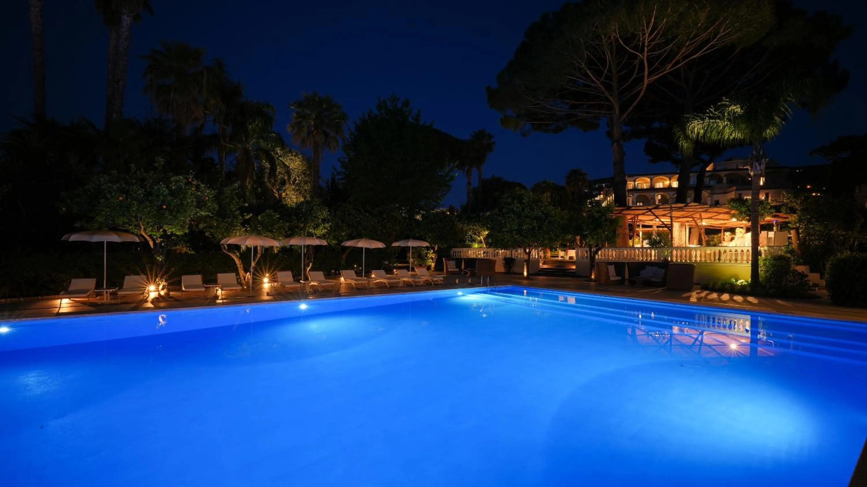 Night in Grand Hotel Cocumella