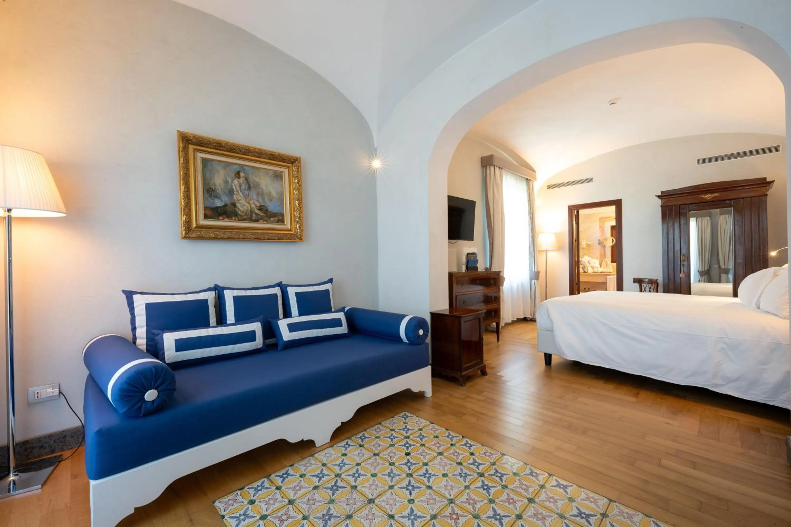 Living room, Bed in Grand Hotel Cocumella