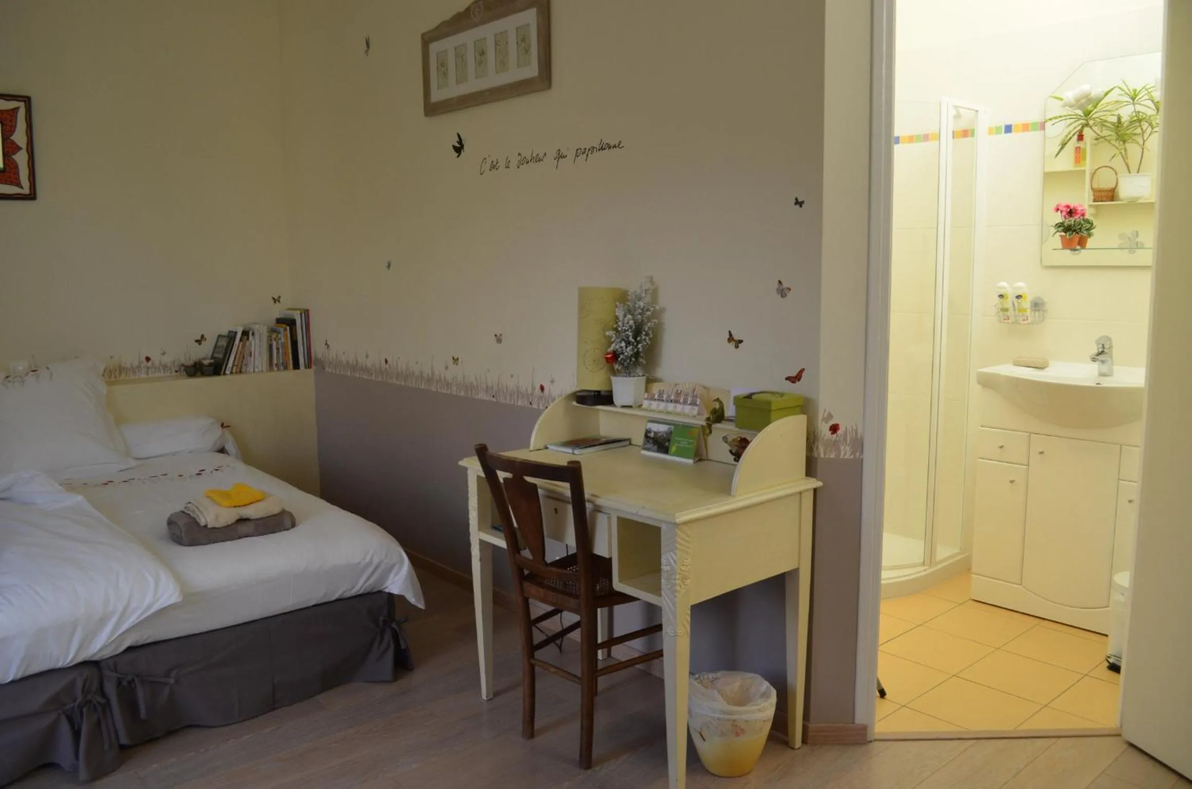 Photo of the whole room, Bed in Couette Et Cafe Crème