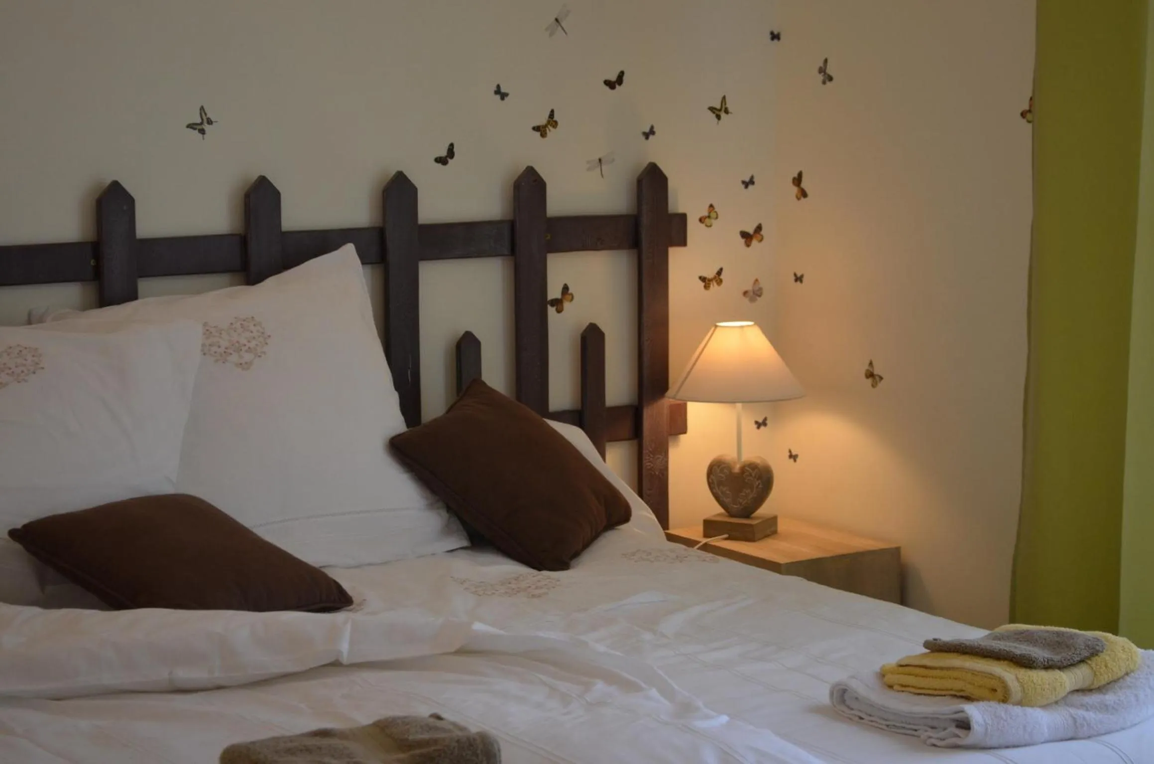 Photo of the whole room, Bed in Couette Et Cafe Crème