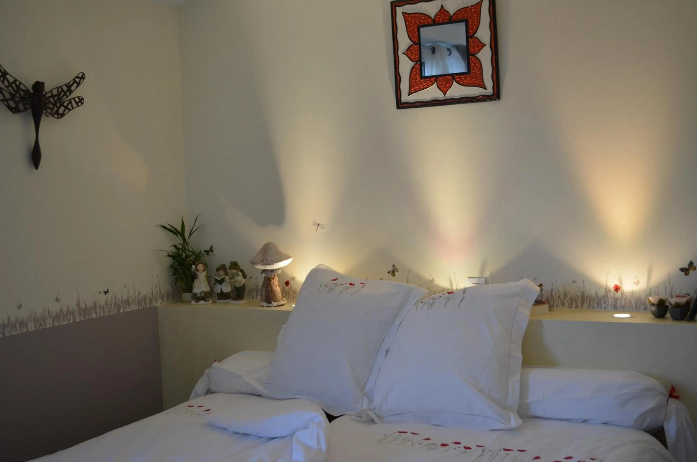 Photo of the whole room, Bed in Couette Et Cafe Crème