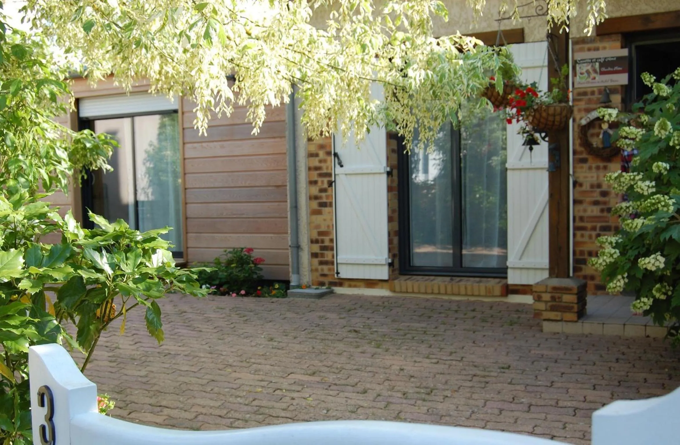 Facade/entrance in Couette Et Cafe Crème