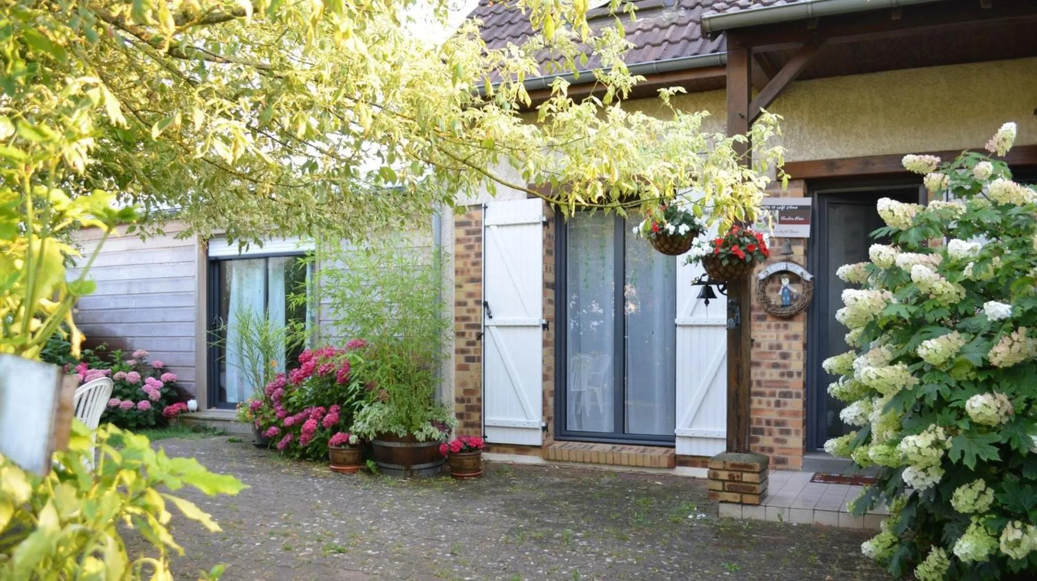 Facade/entrance in Couette Et Cafe Crème