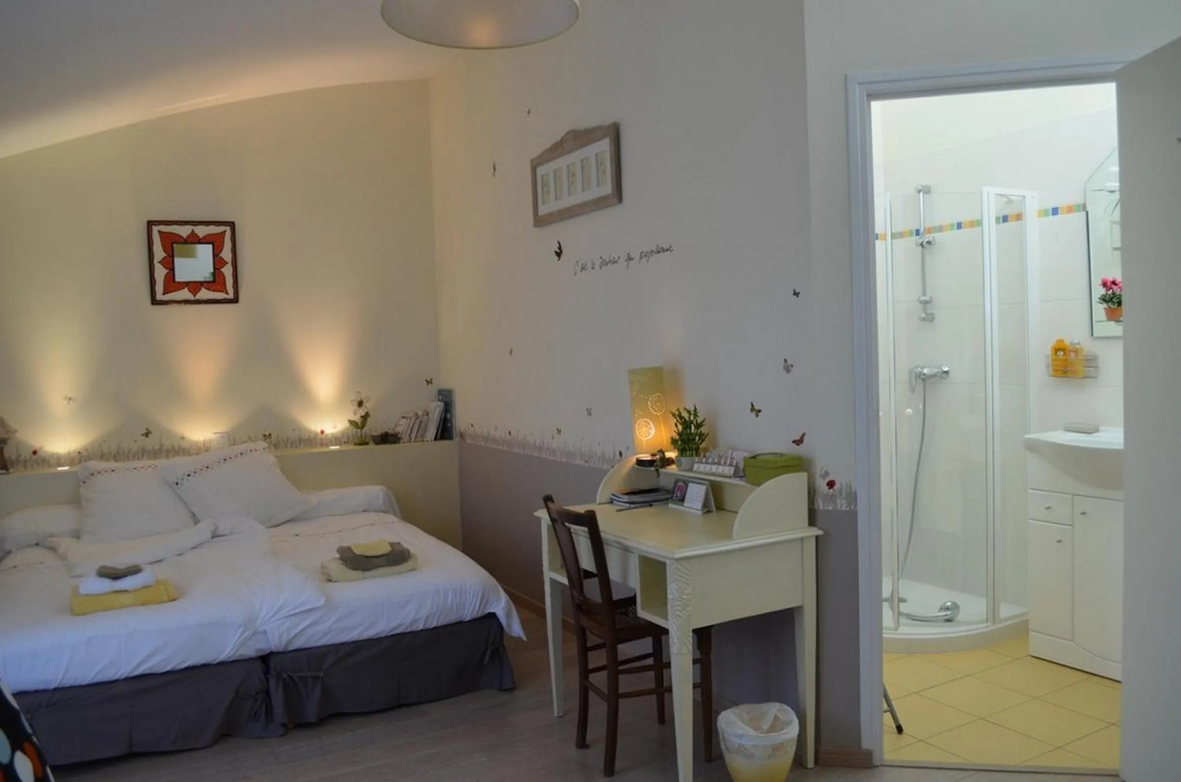 Photo of the whole room, Bed in Couette Et Cafe Crème