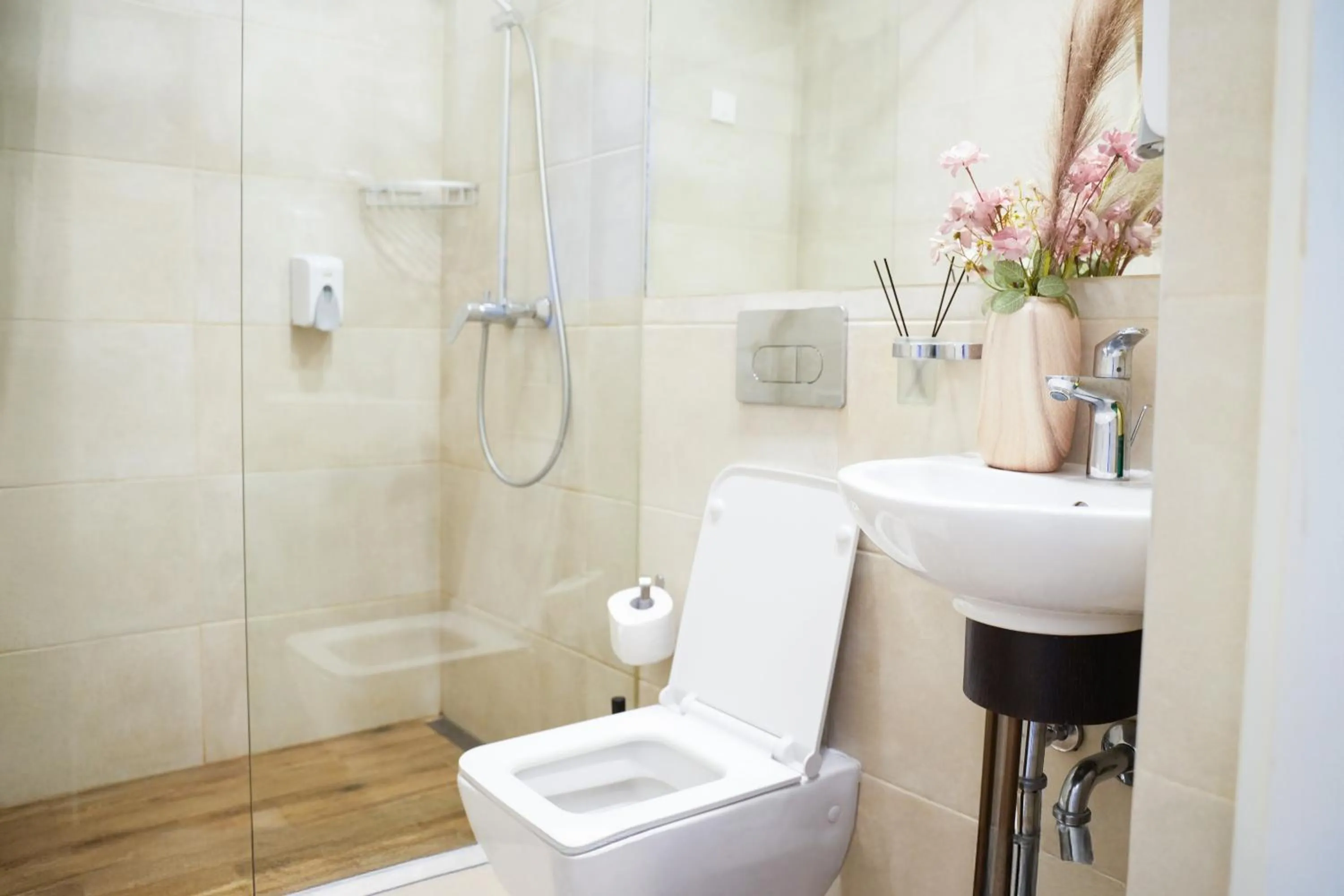 Toilet in Hotel Dum by Muskat