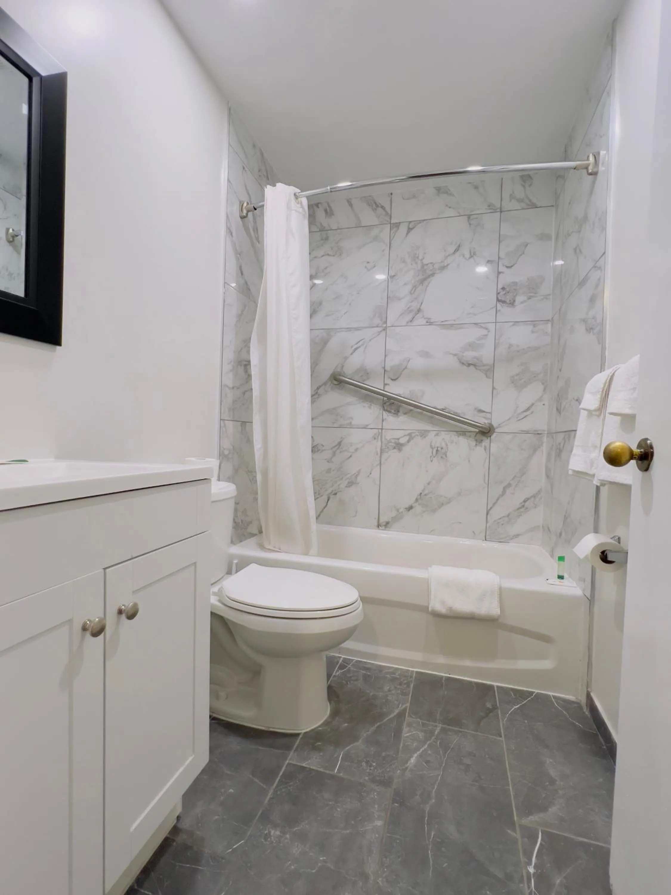 First Canada Hotel Cornwall Hwy 401 ON