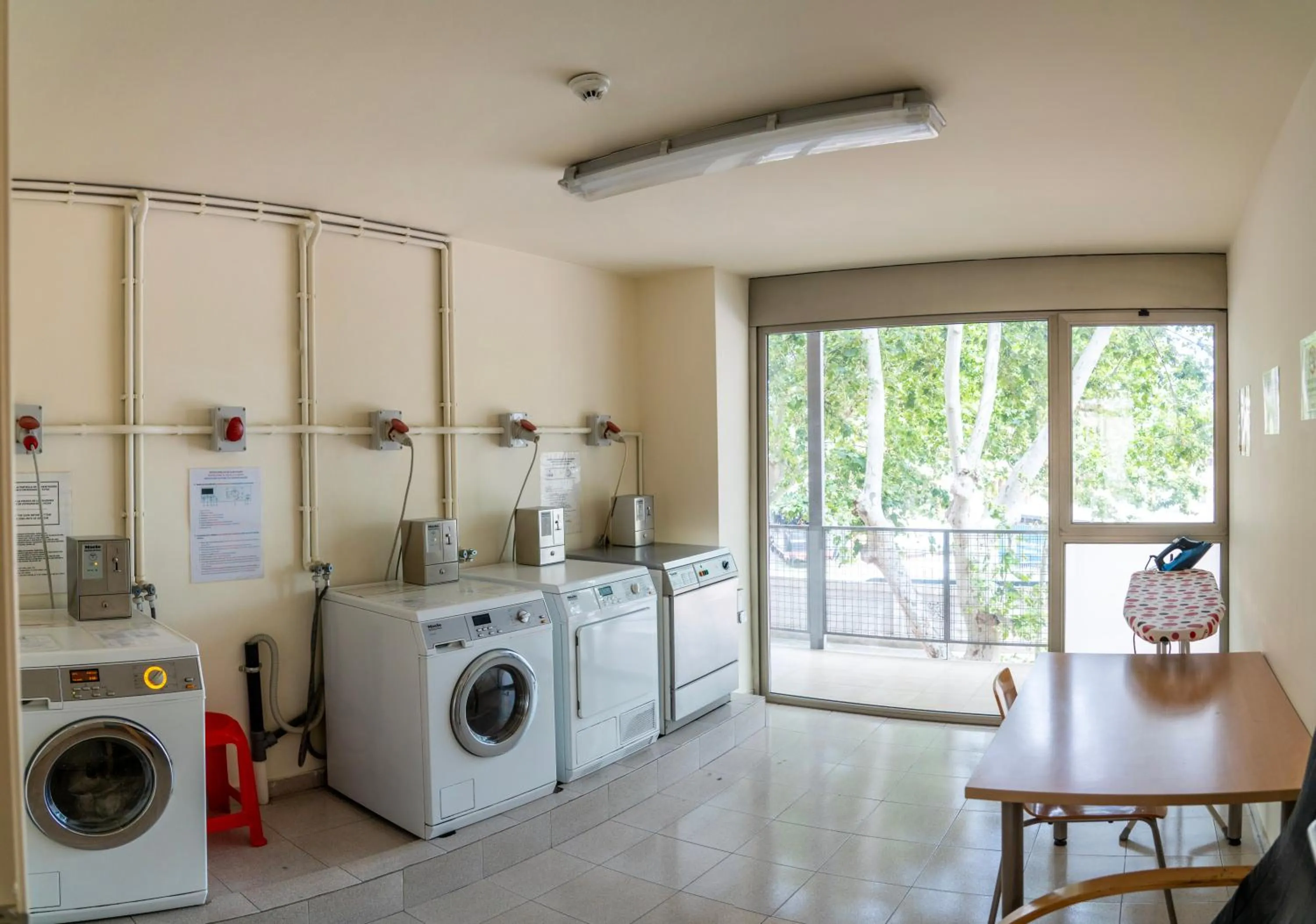 flat iron in Apartaments Turístics Residencia Vila Nova