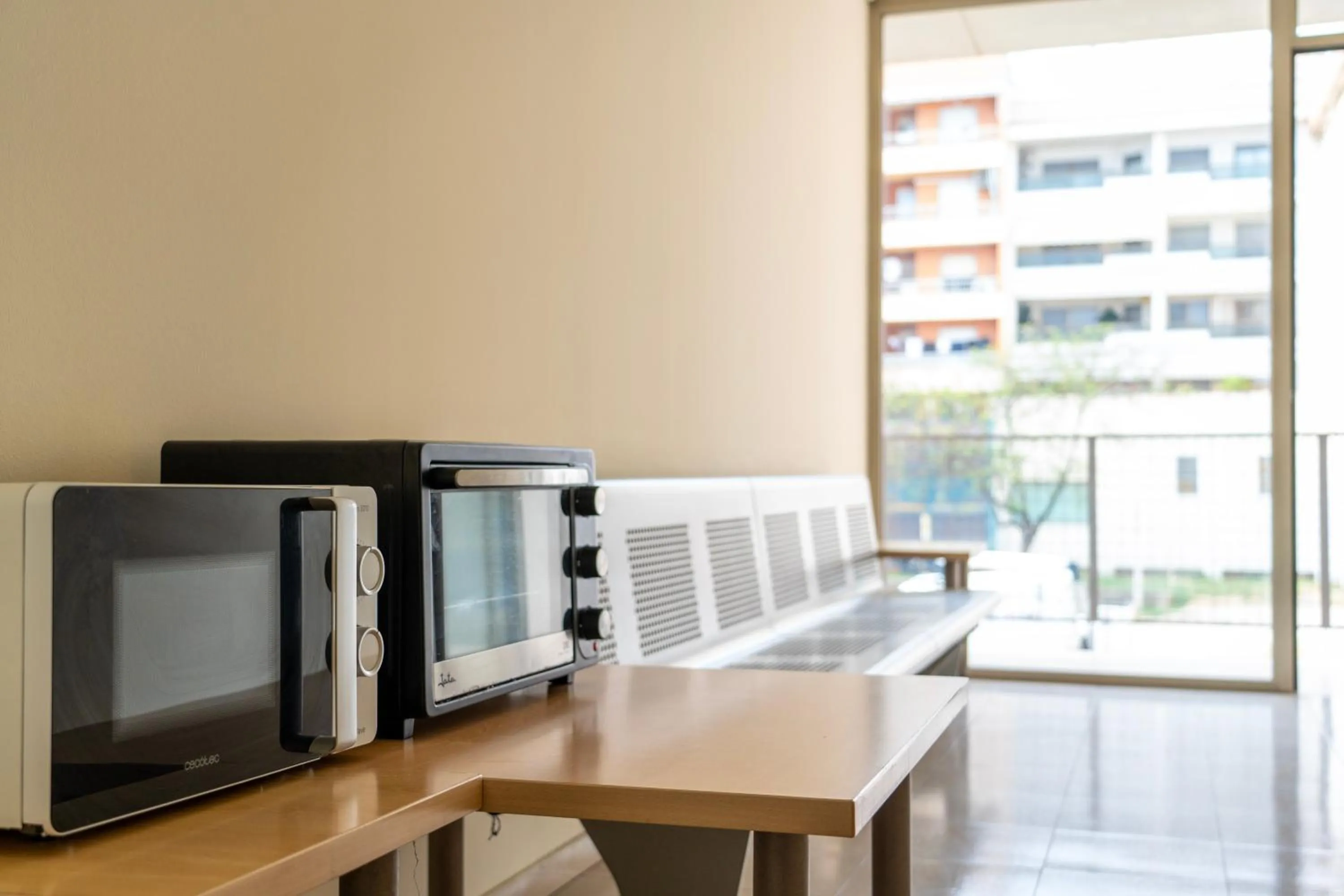 microwave in Apartaments Turístics Residencia Vila Nova