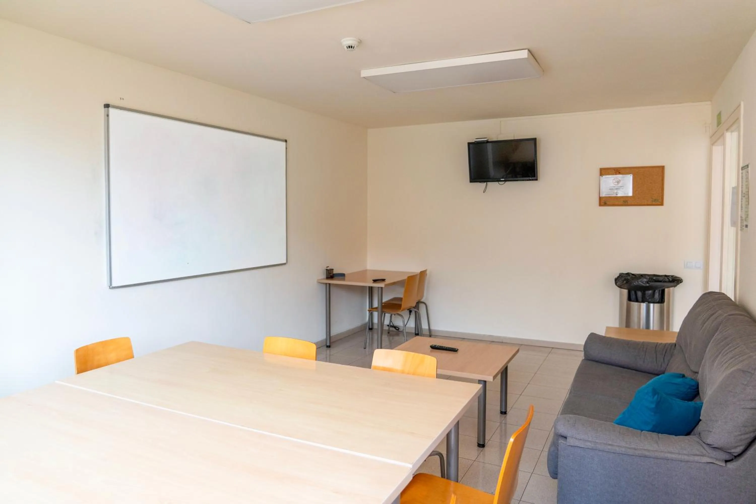 Communal lounge/ TV room in Apartaments Turístics Residencia Vila Nova