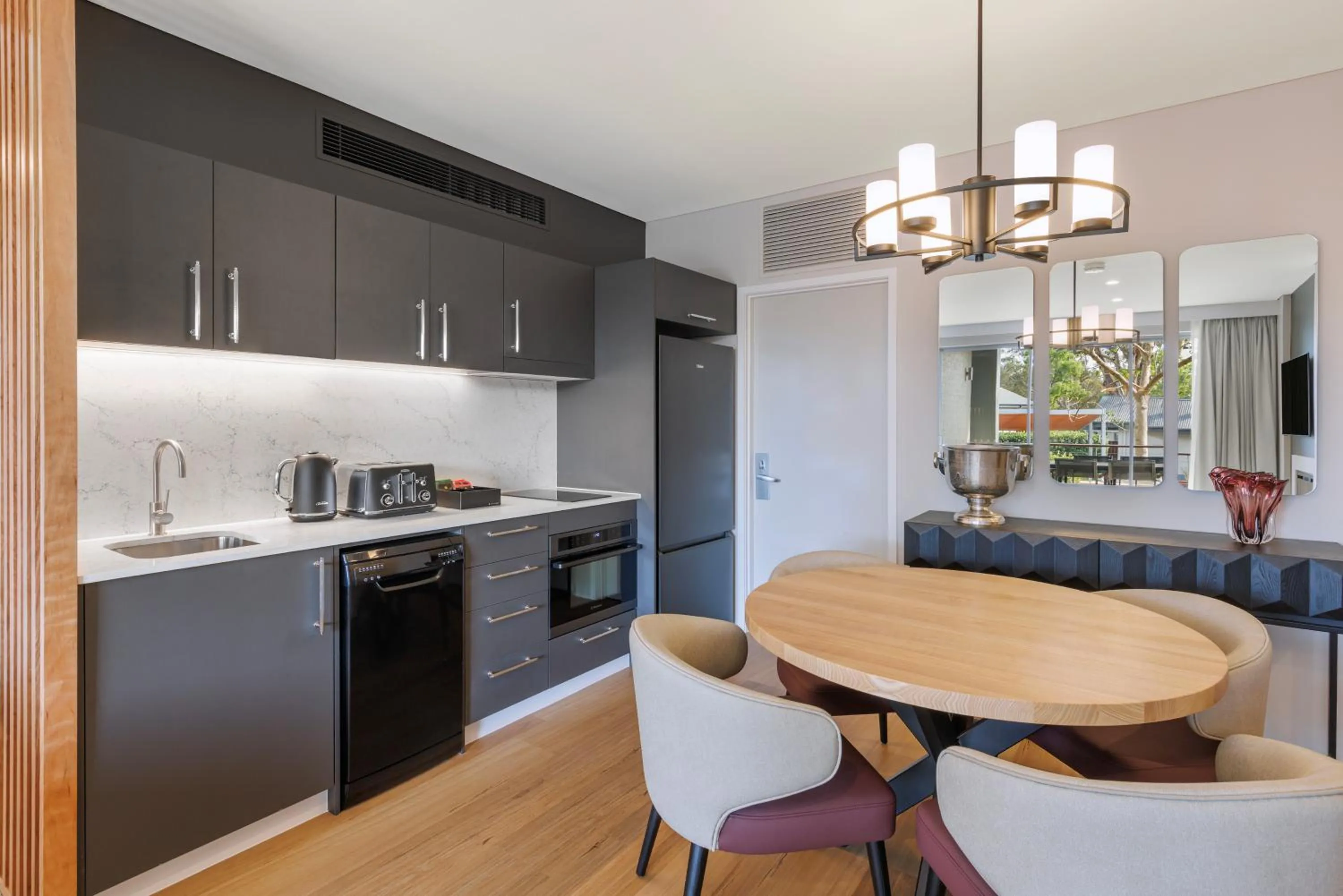 Dining area in Grand Mercure the Vintage, Accor Vacation Club Apartments