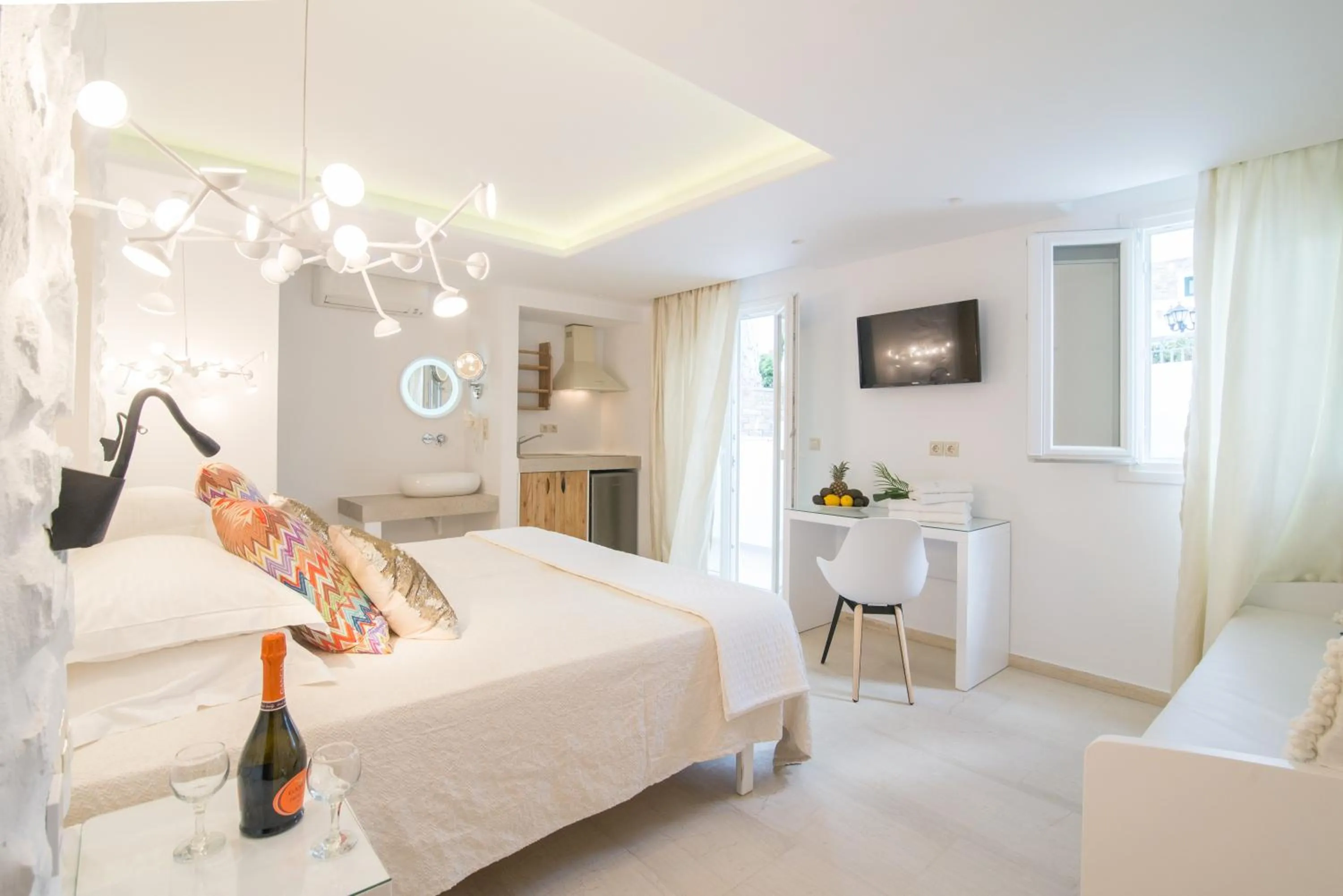 Photo of the whole room, Bed in Spiros