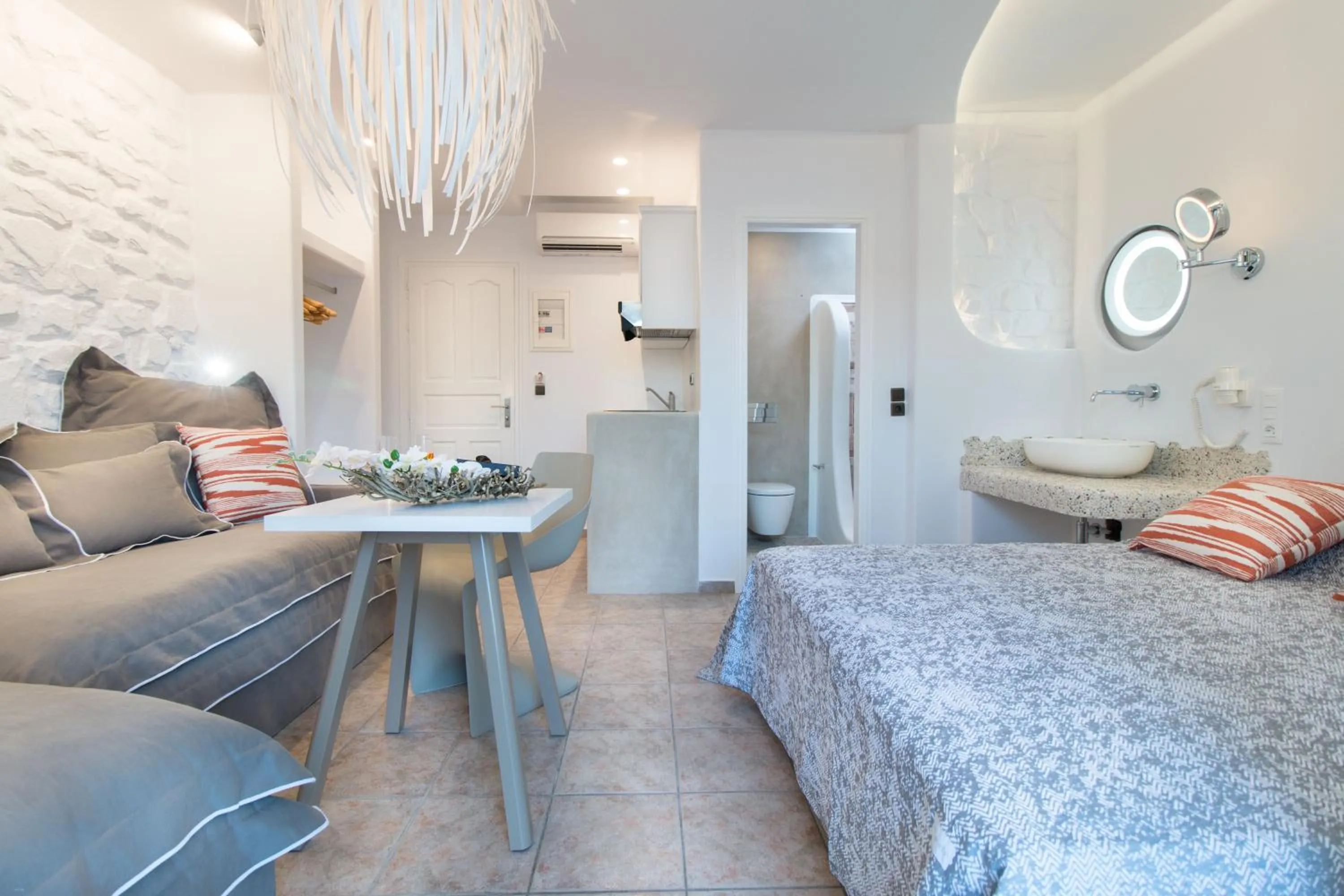 Photo of the whole room, Bed in Spiros