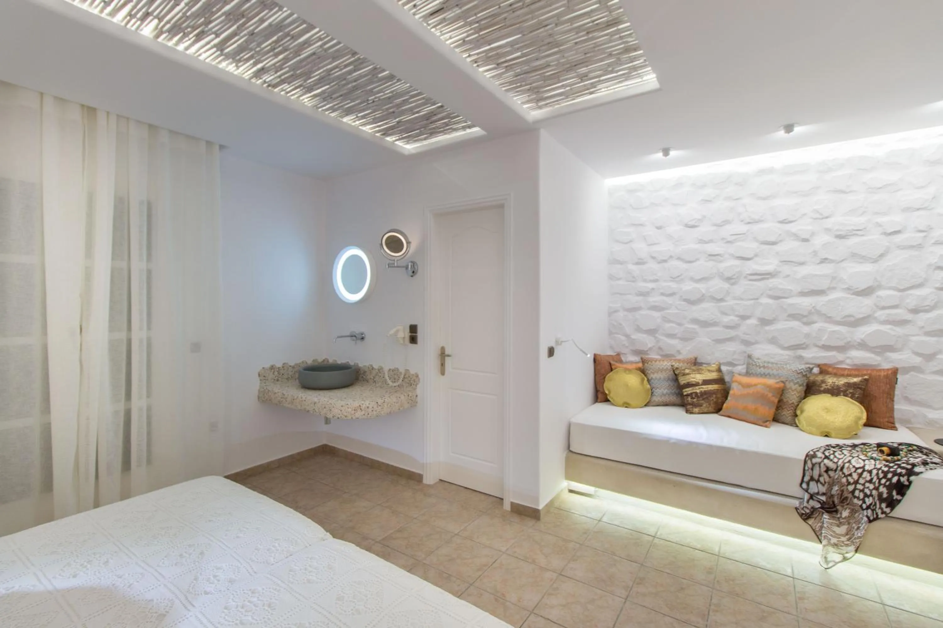 Photo of the whole room, Bed in Spiros