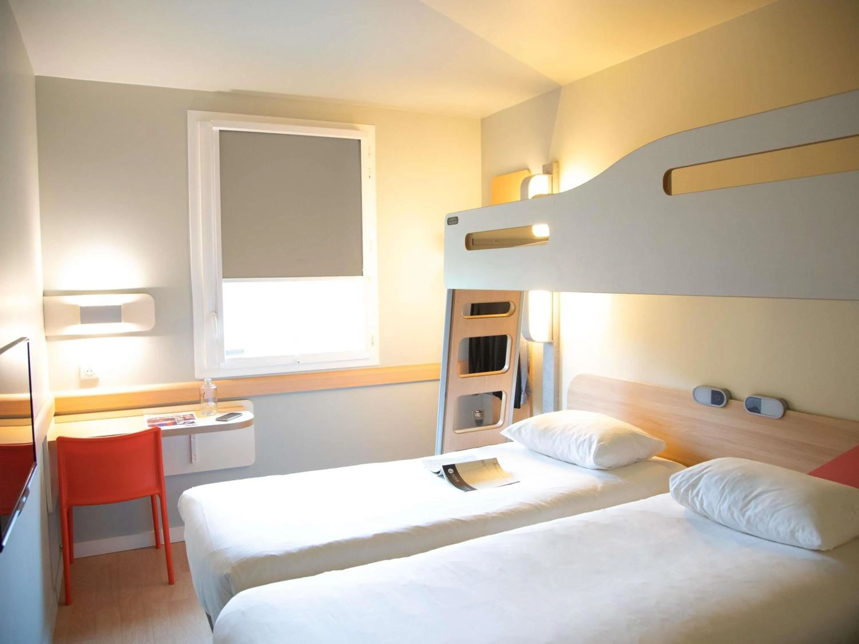 Bedroom, Bed in ibis budget Saint Quentin Yvelines - Vélodrome