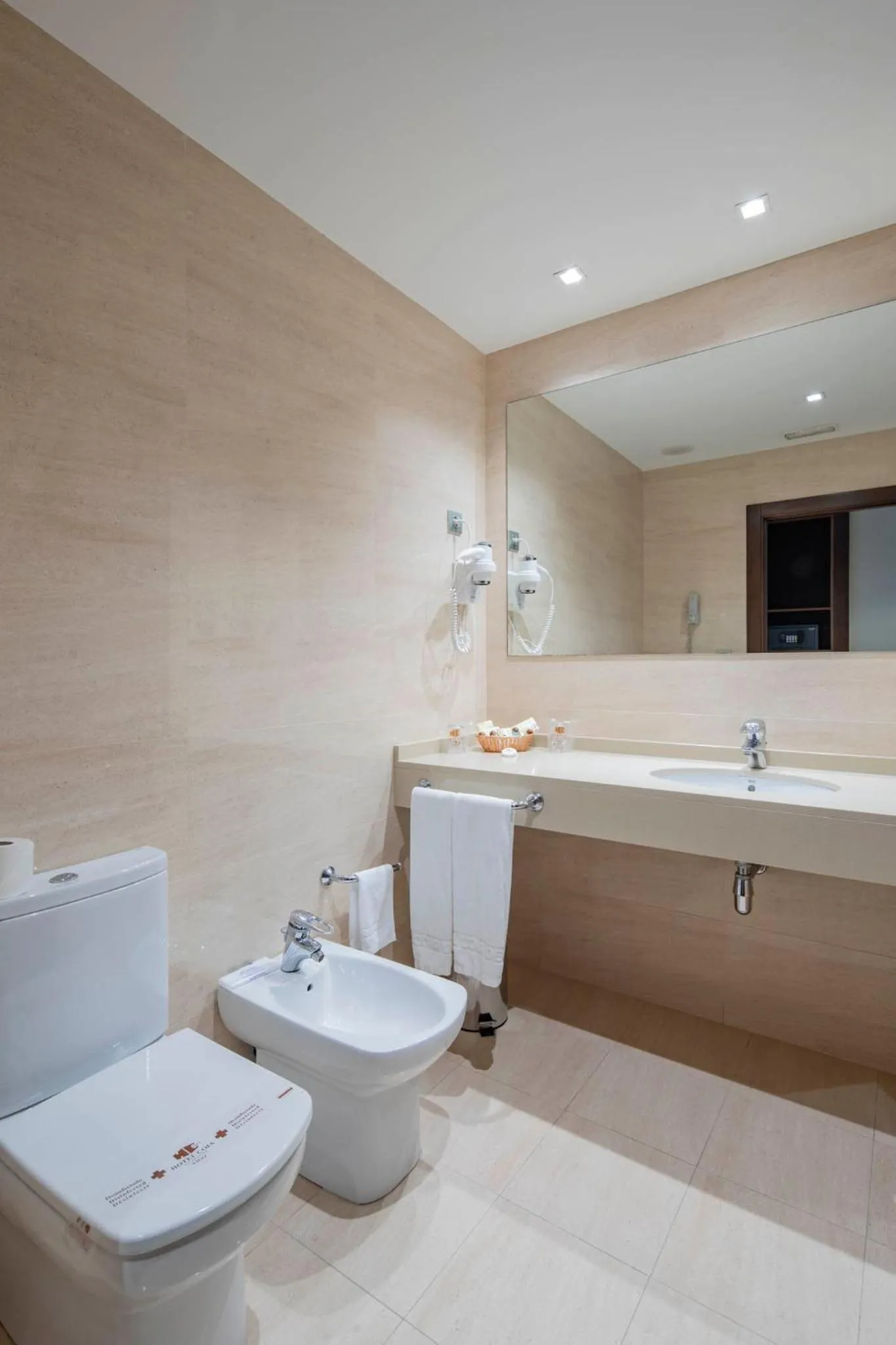 Toilet in Hotel Coia de Vigo