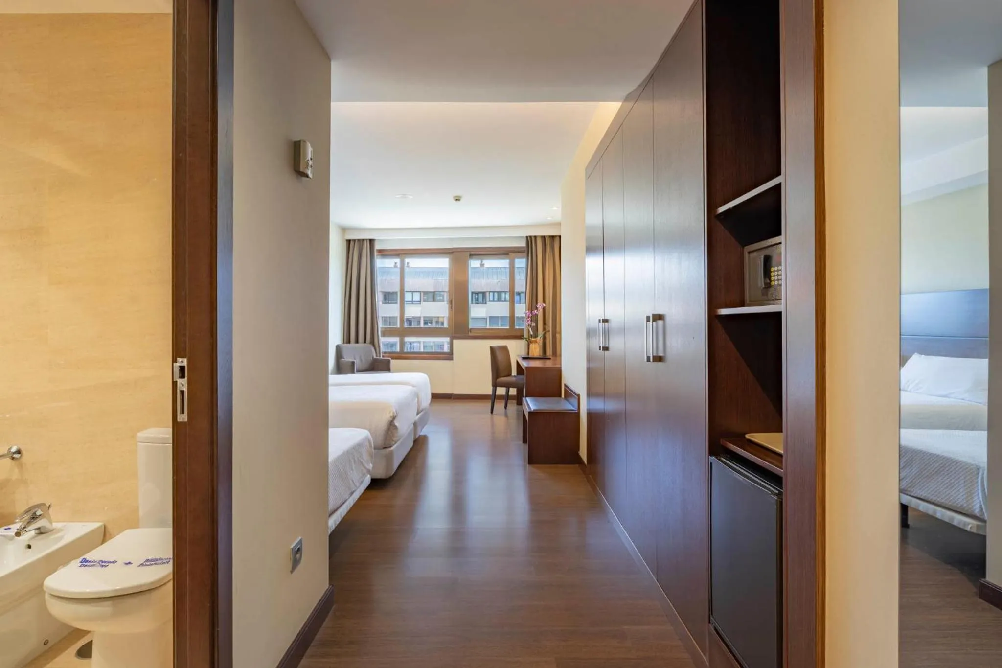 minibar, Bed in Hotel Coia de Vigo