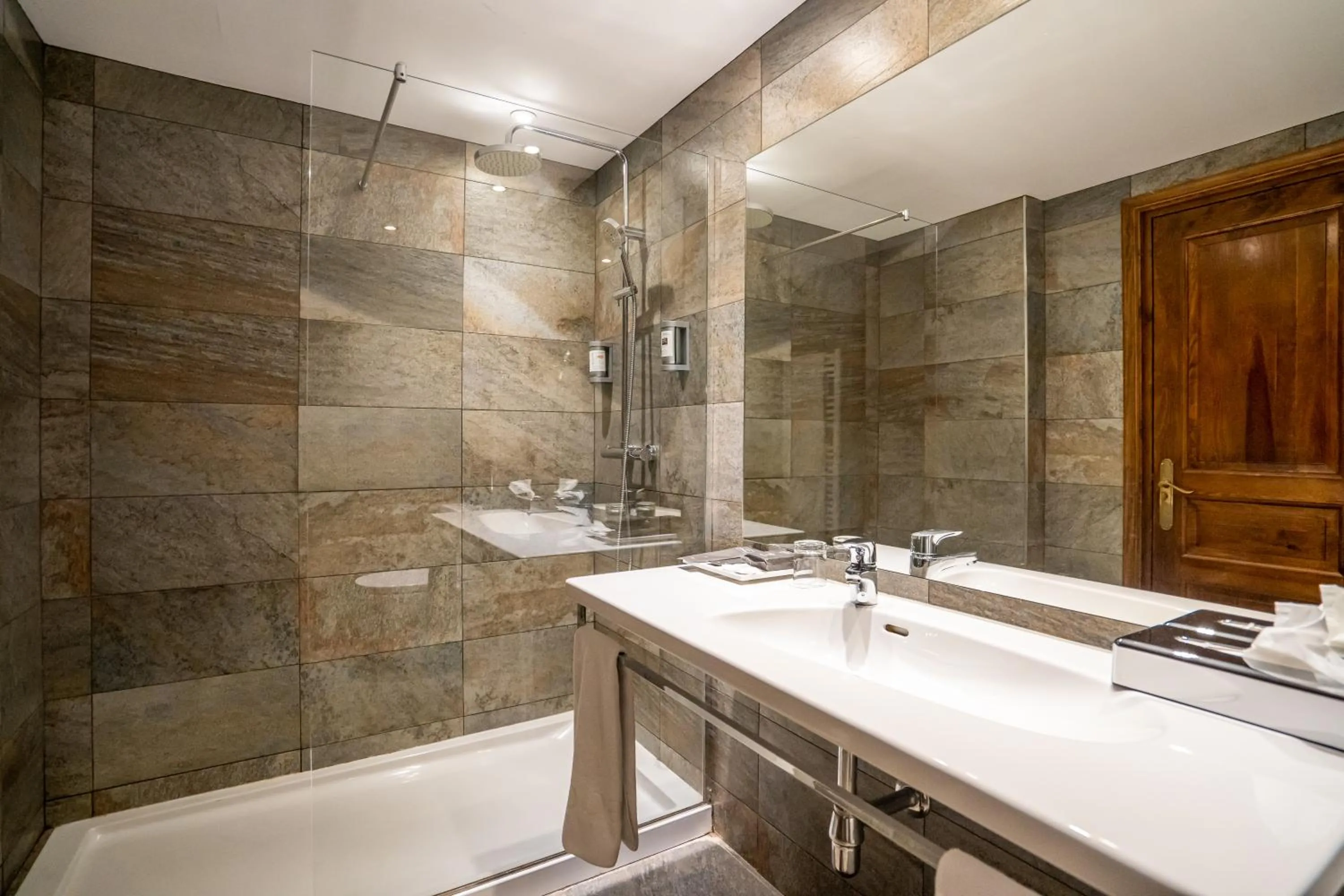 Shower in Abba Xalet Suites Hotel