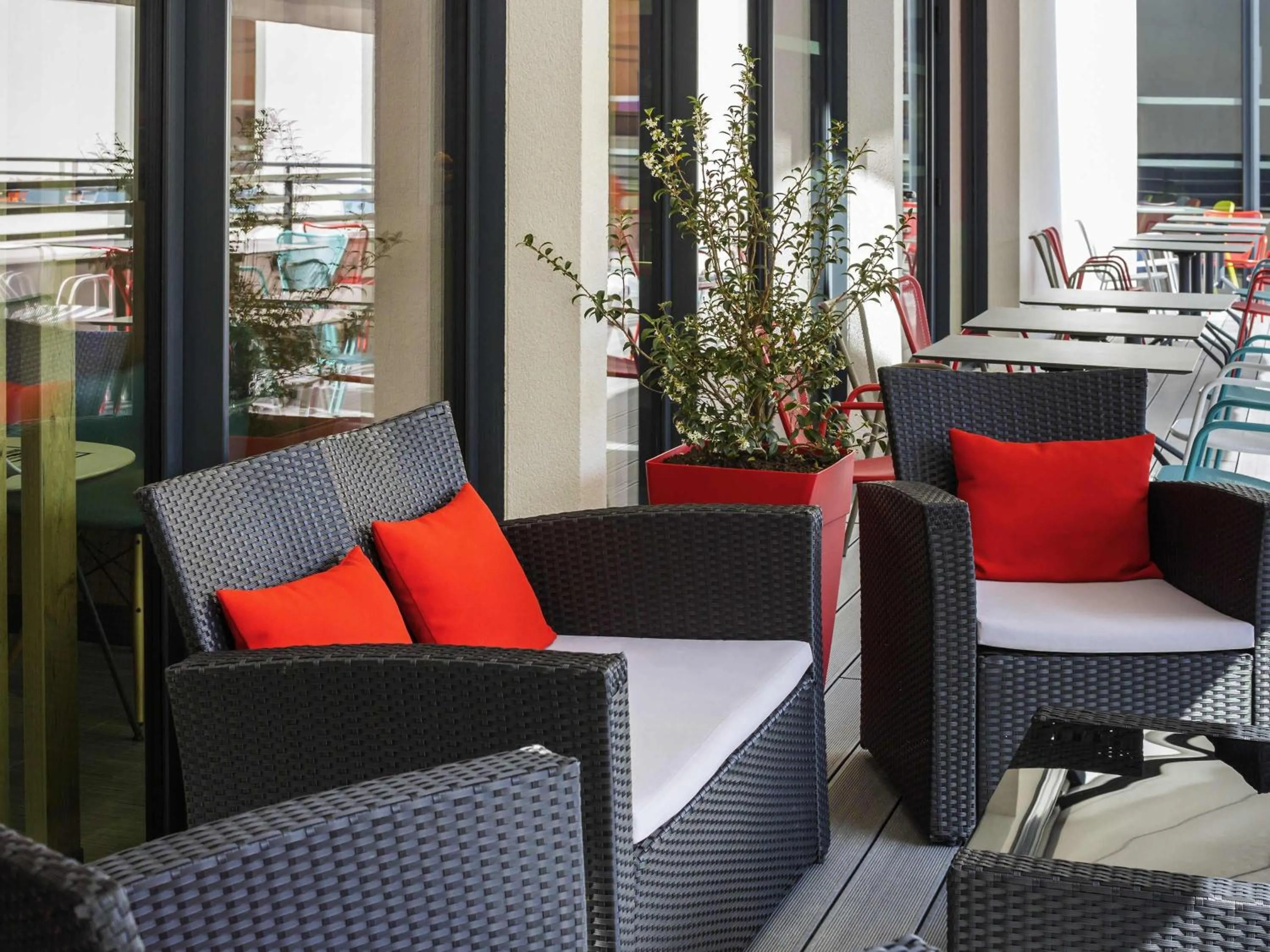 Lounge or bar in ibis Saint Quentin en Yvelines - Vélodrome