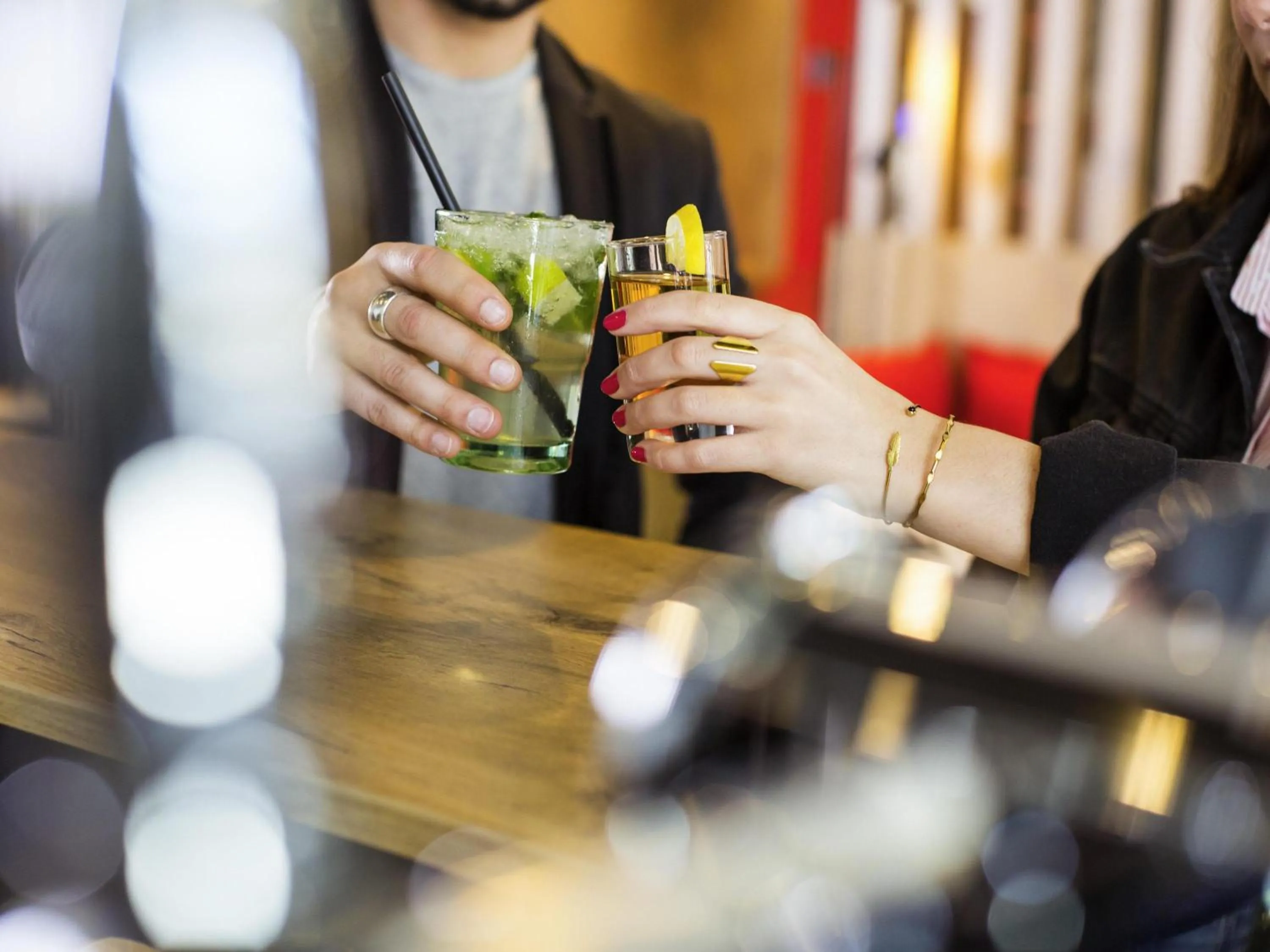 Lounge or bar in ibis Saint Quentin en Yvelines - Vélodrome