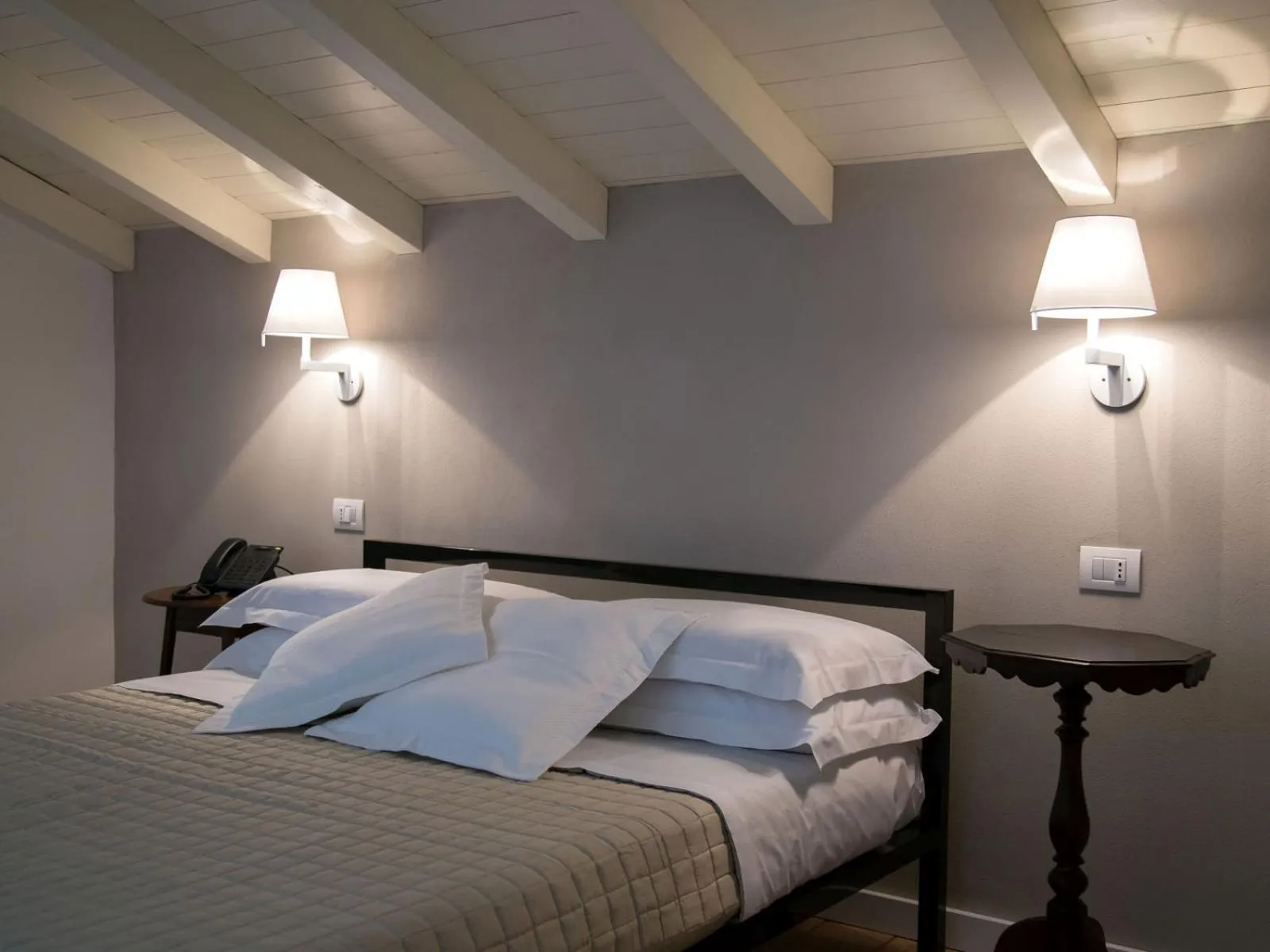 Bed in Talè Restaurant & Suite