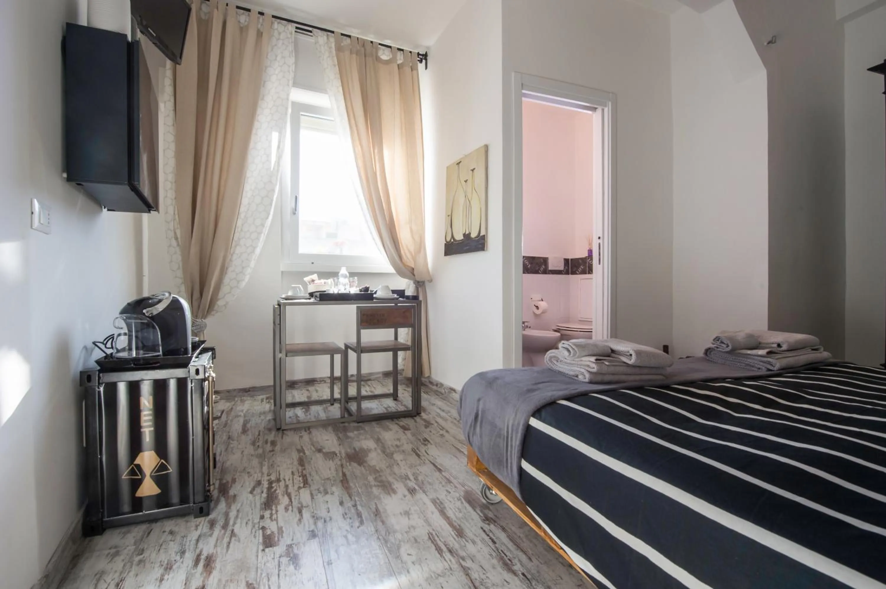 Day, Bed in Letto e Latte Roma Guest House