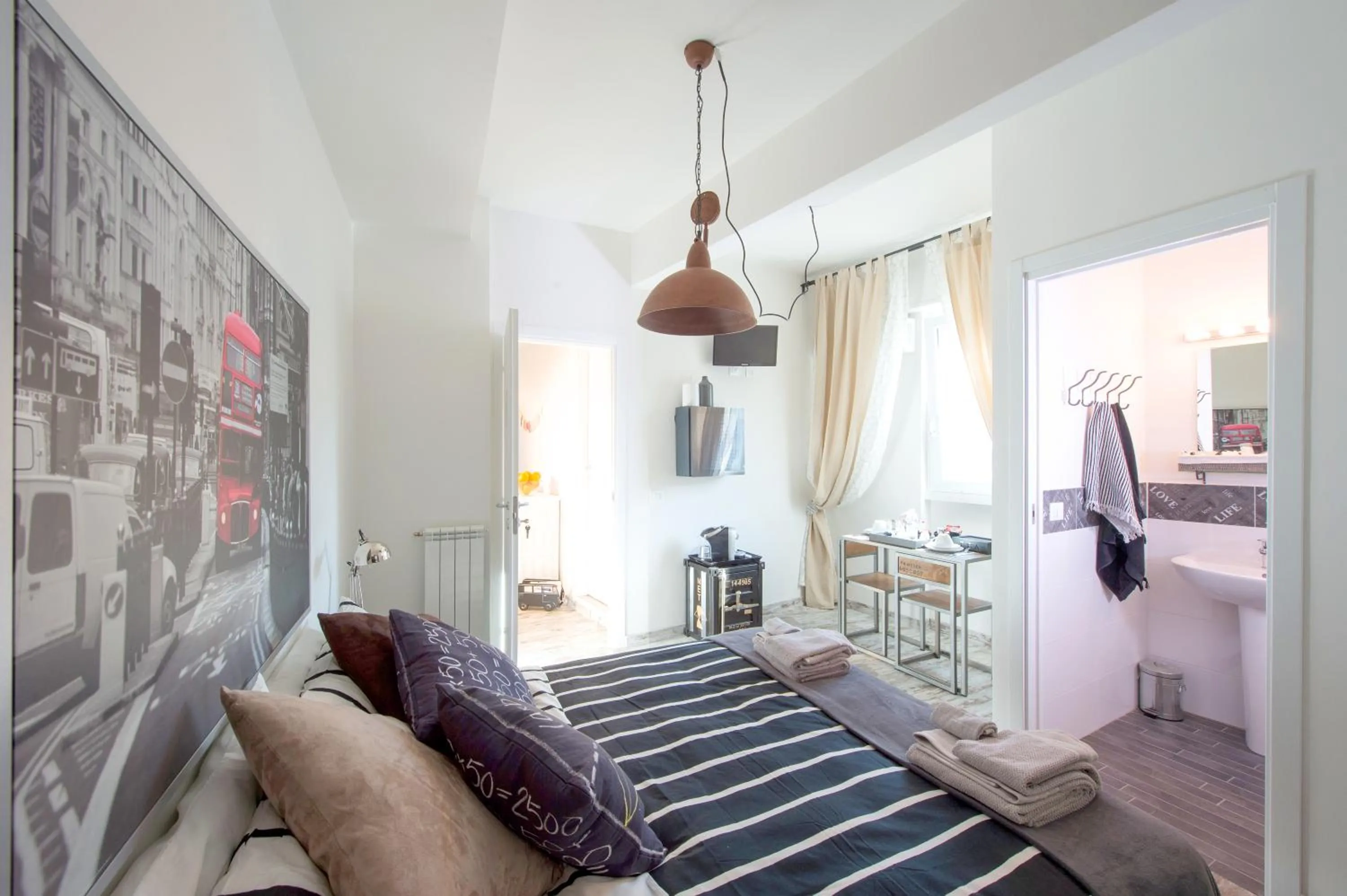 Day, Bed in Letto e Latte Roma Guest House