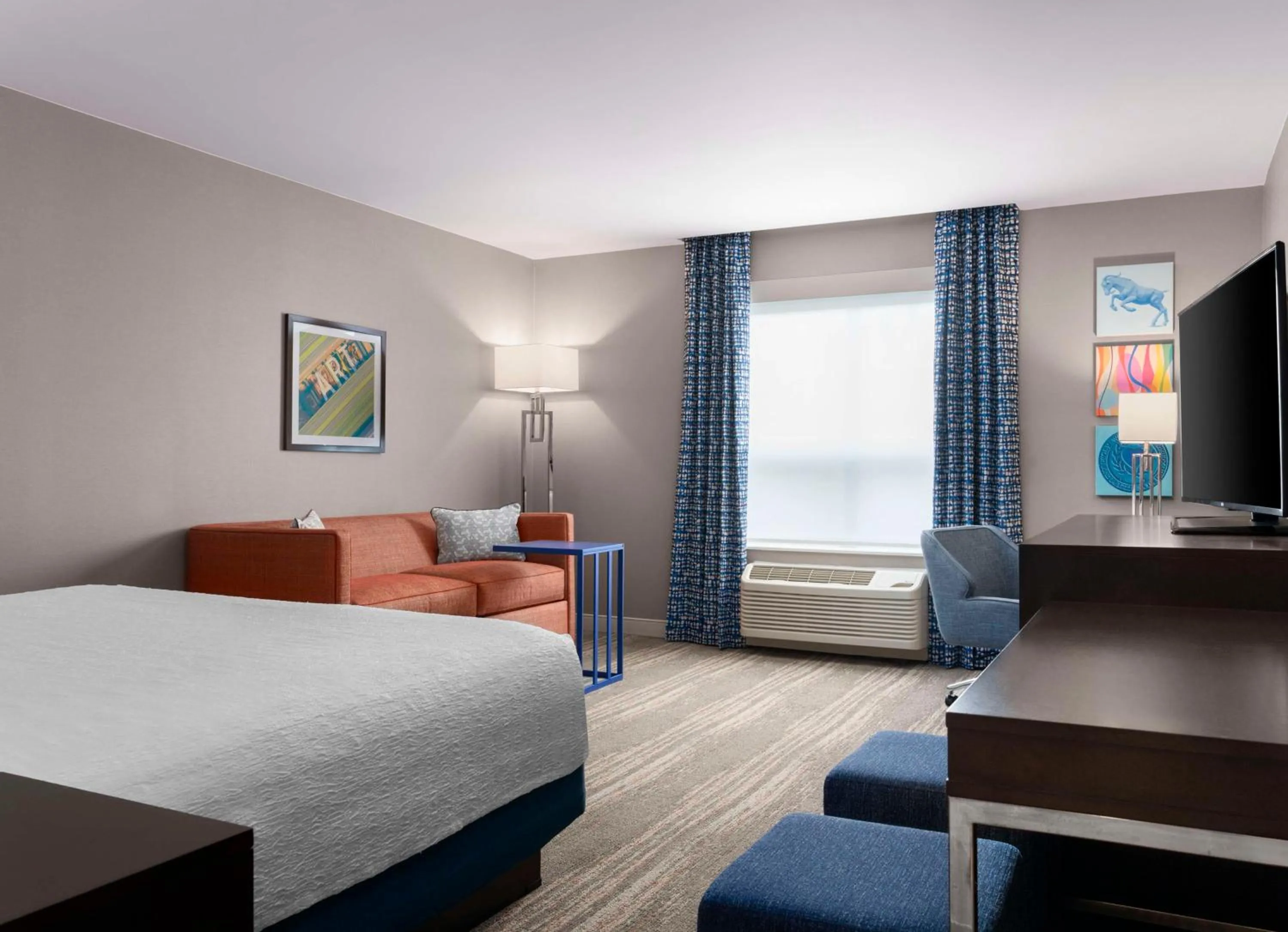 Living room, Bed in Hampton Inn & Suites-Worcester, MA