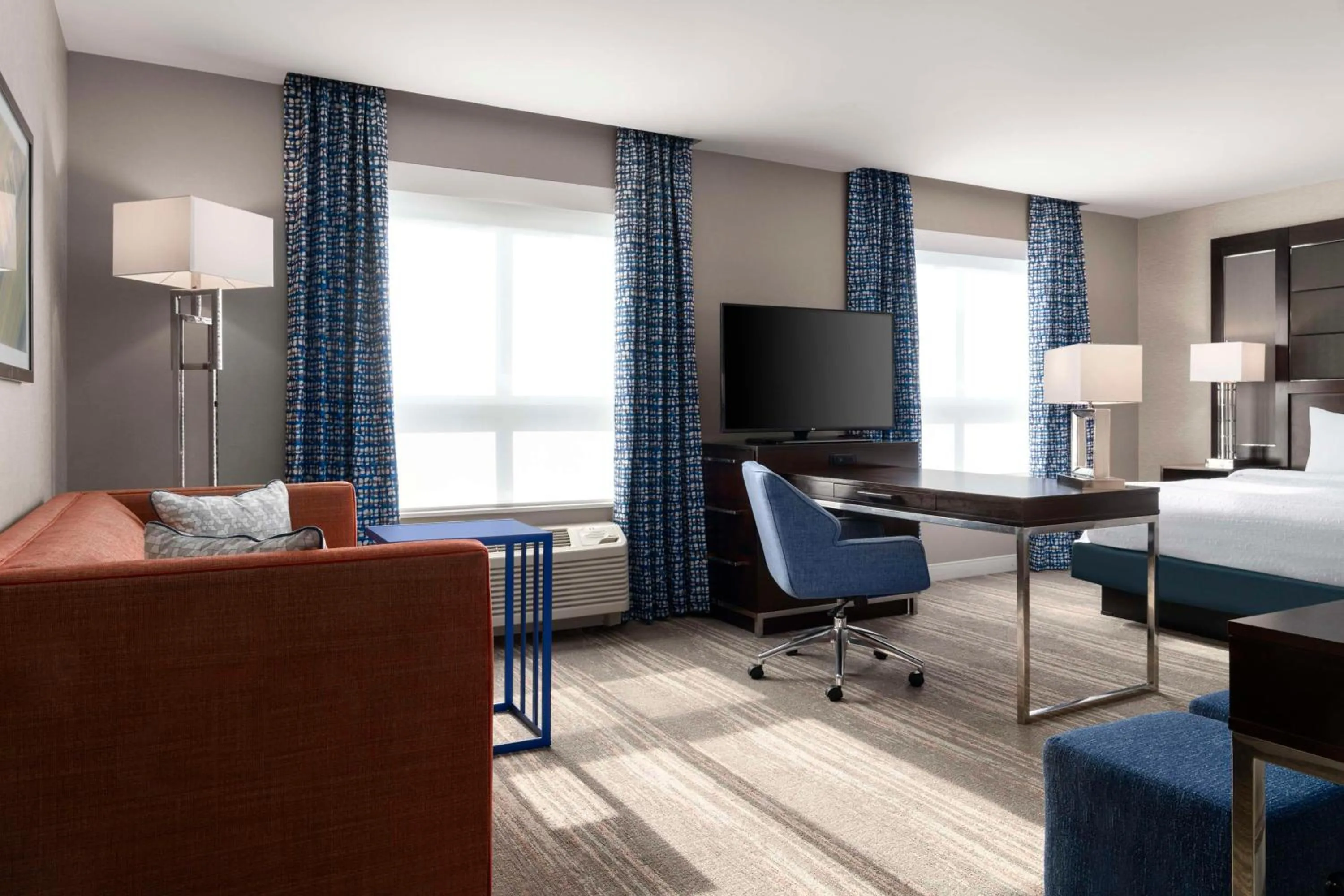 Bedroom, Bed in Hampton Inn & Suites-Worcester, MA