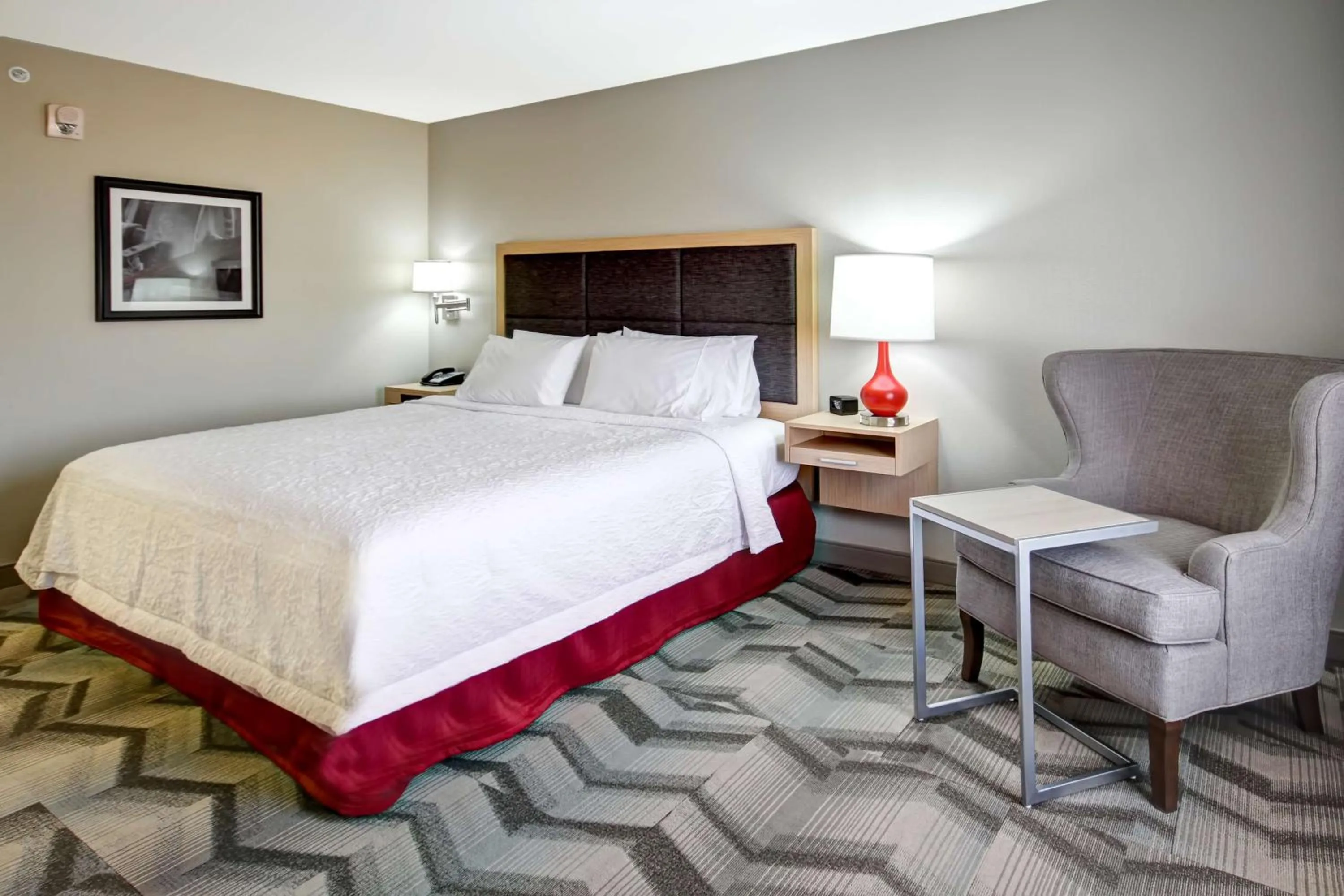 Bed in Hampton Inn & Suites - Medicine Hat