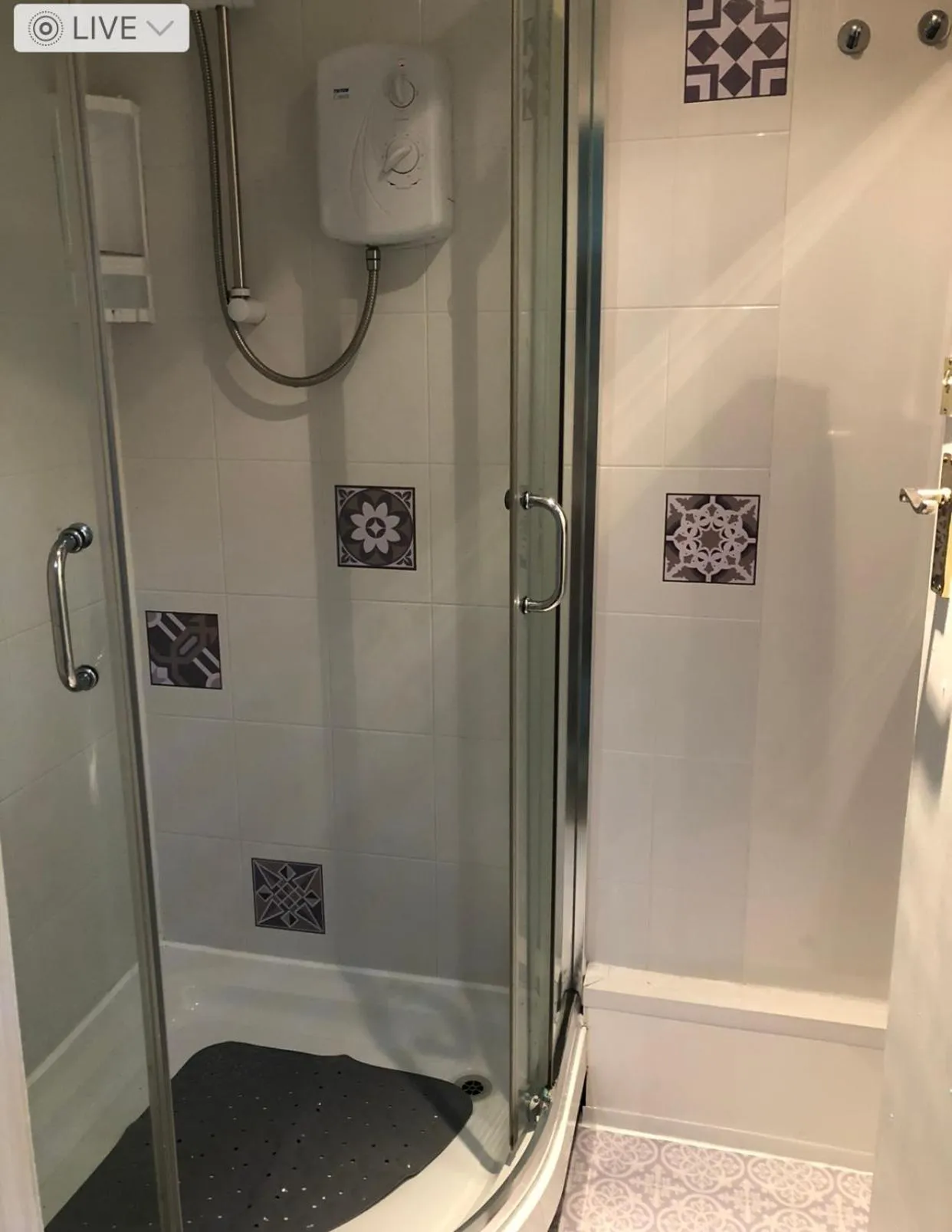 Shower in The Franklyn Hotel B&B