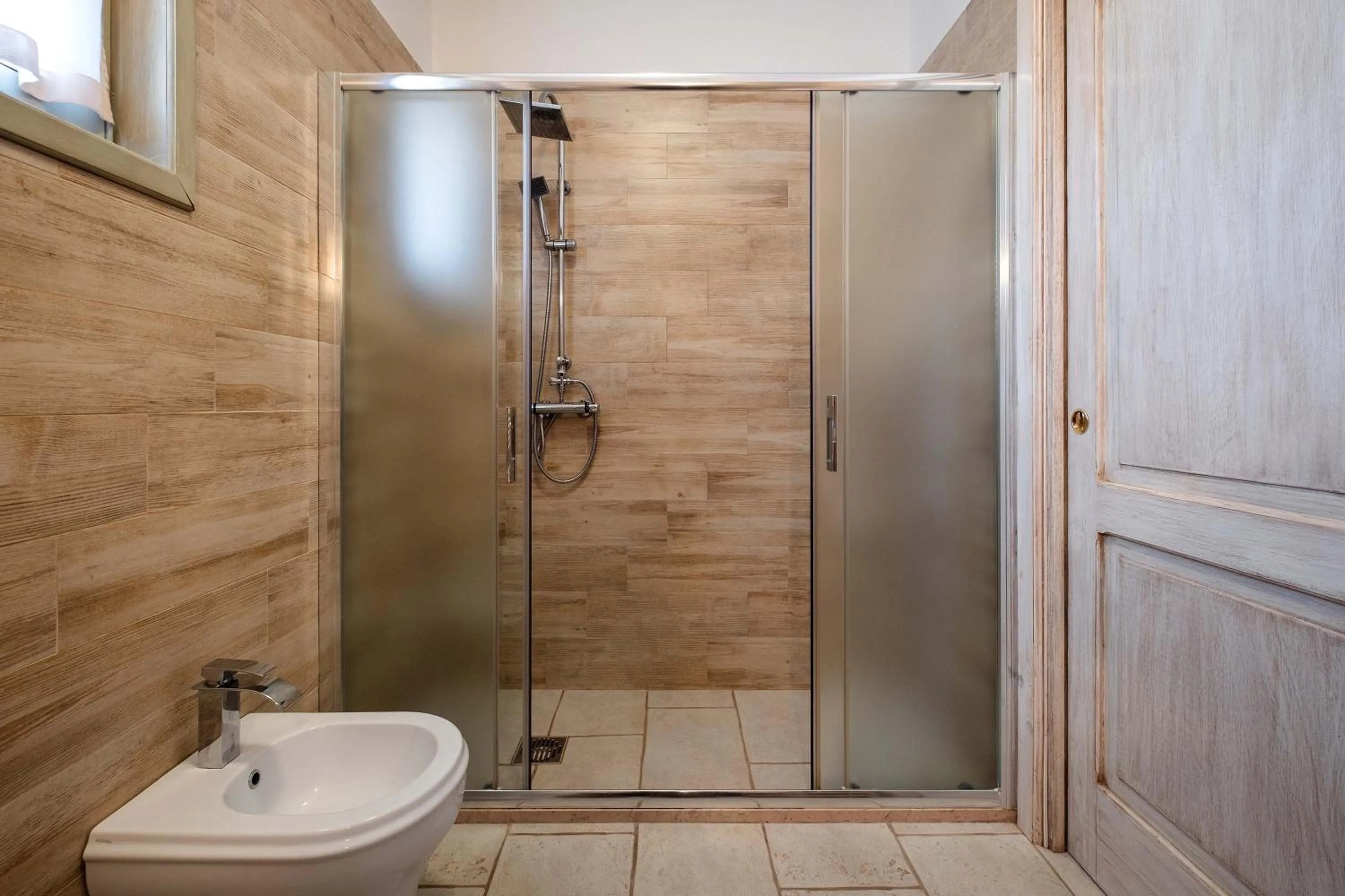 Shower in Tenuta Donna Caterina by BarbarHouse