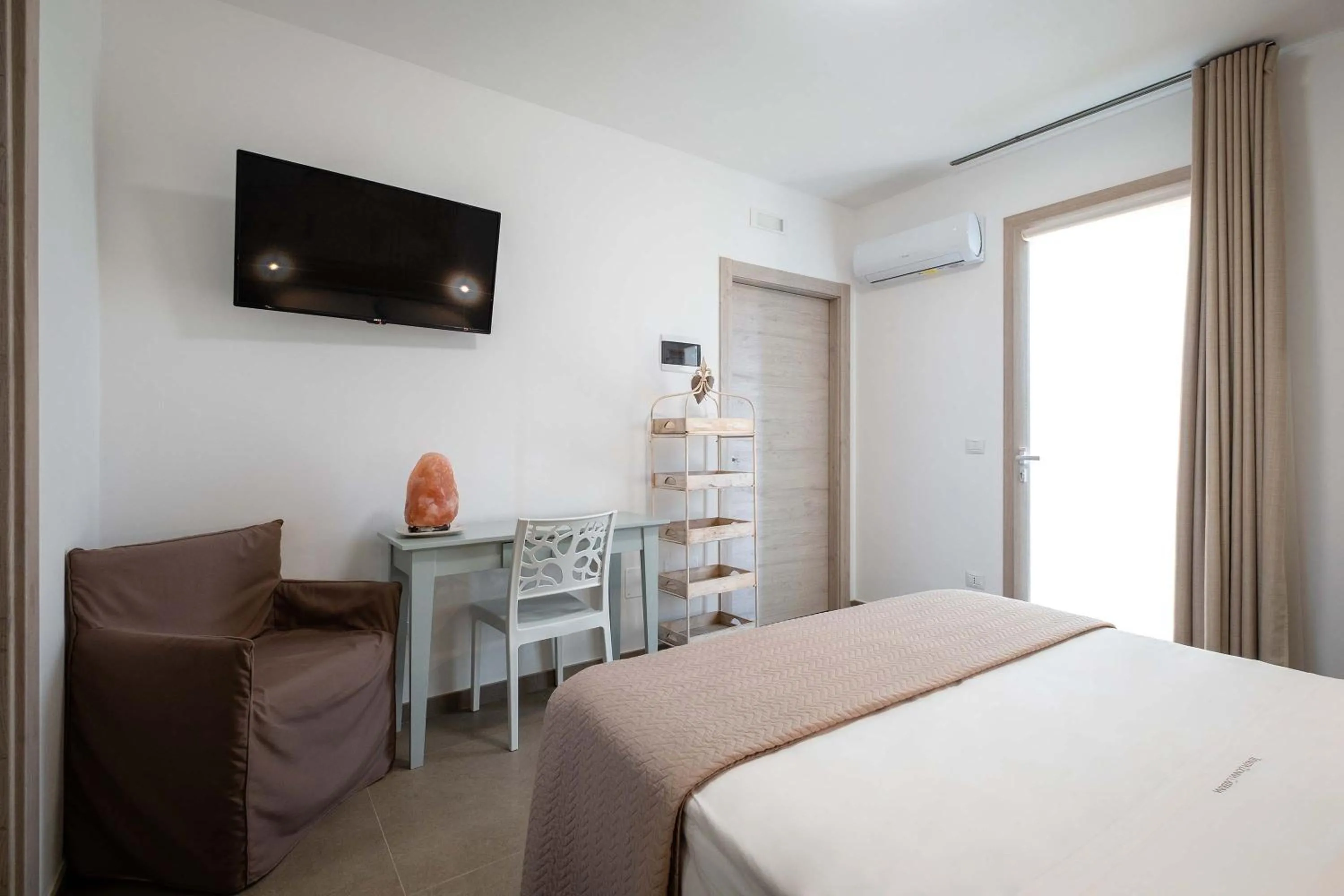 TV and multimedia, Bed in Tenuta Donna Caterina by BarbarHouse