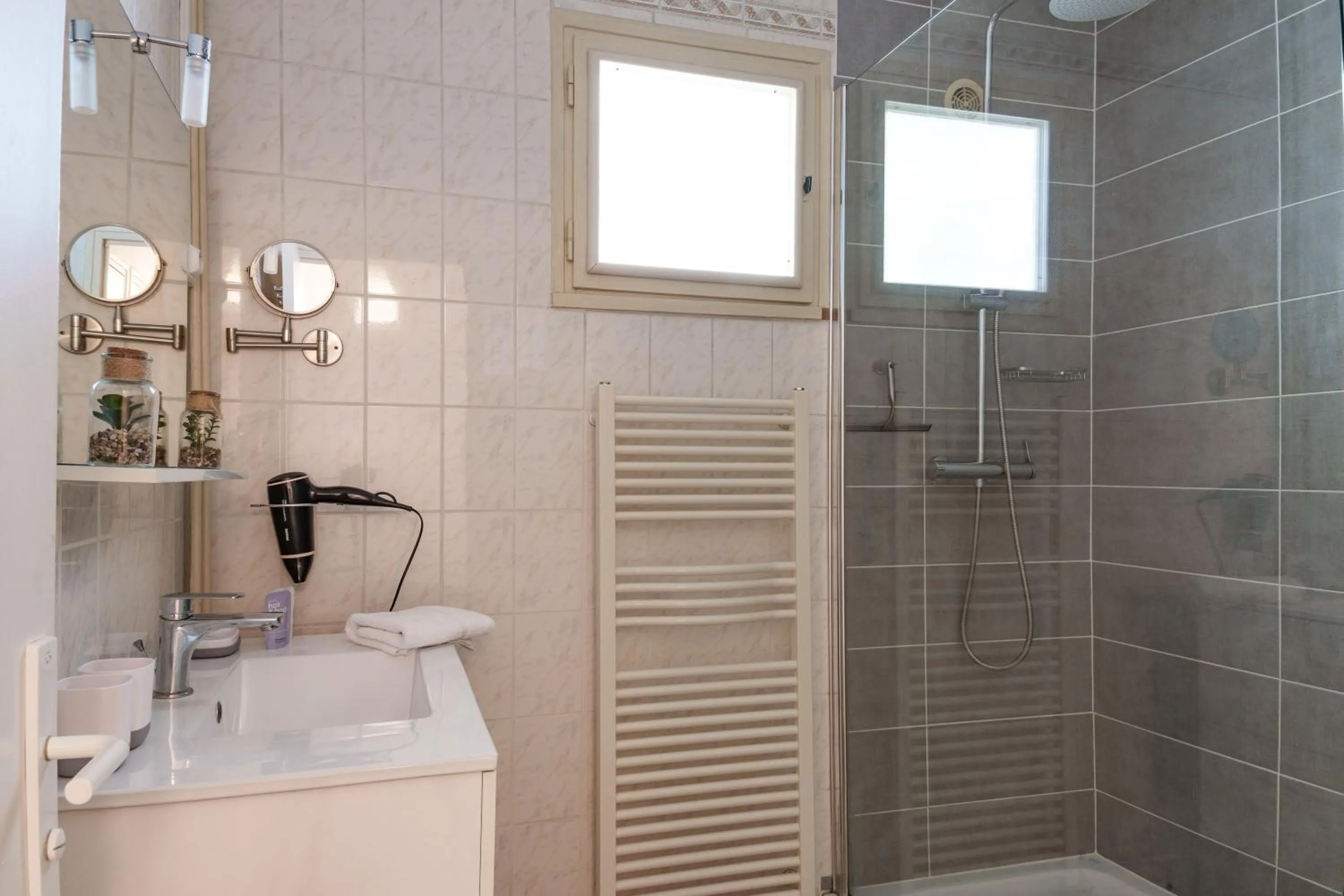 Shower in La Villa Pop