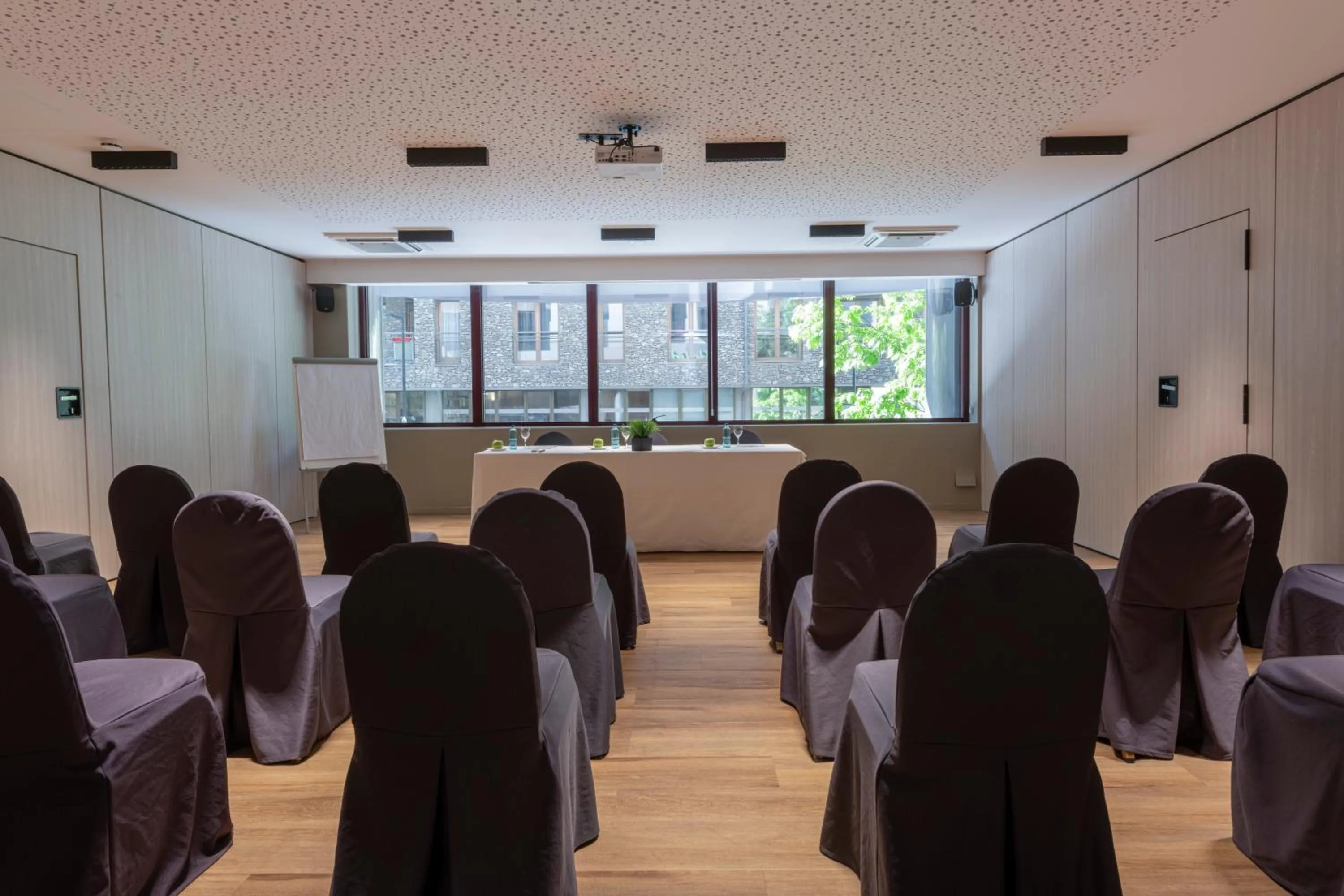 Meeting/conference room in Suites Plaza Hotel & Wellness