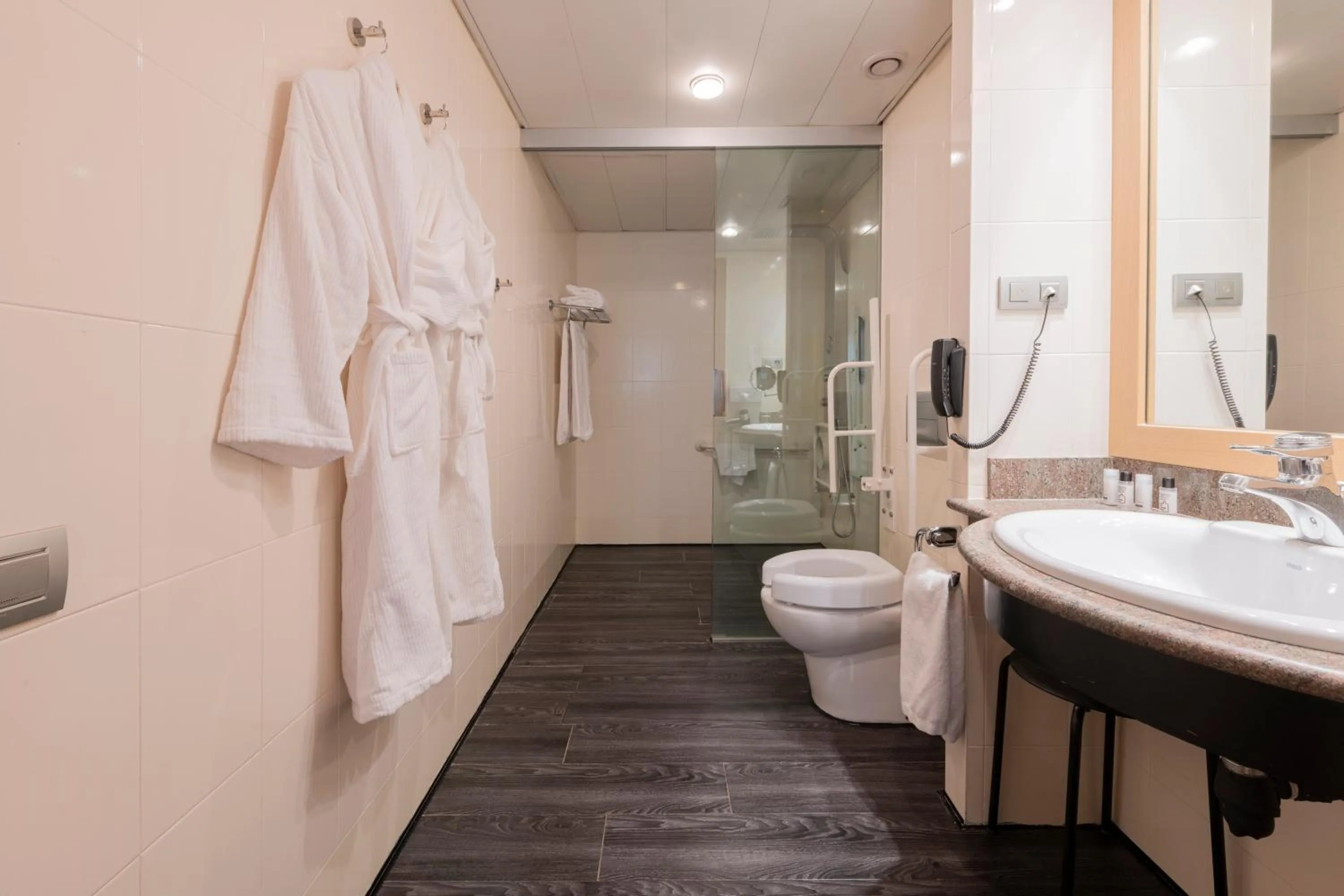 Bathroom in Suites Plaza Hotel & Wellness