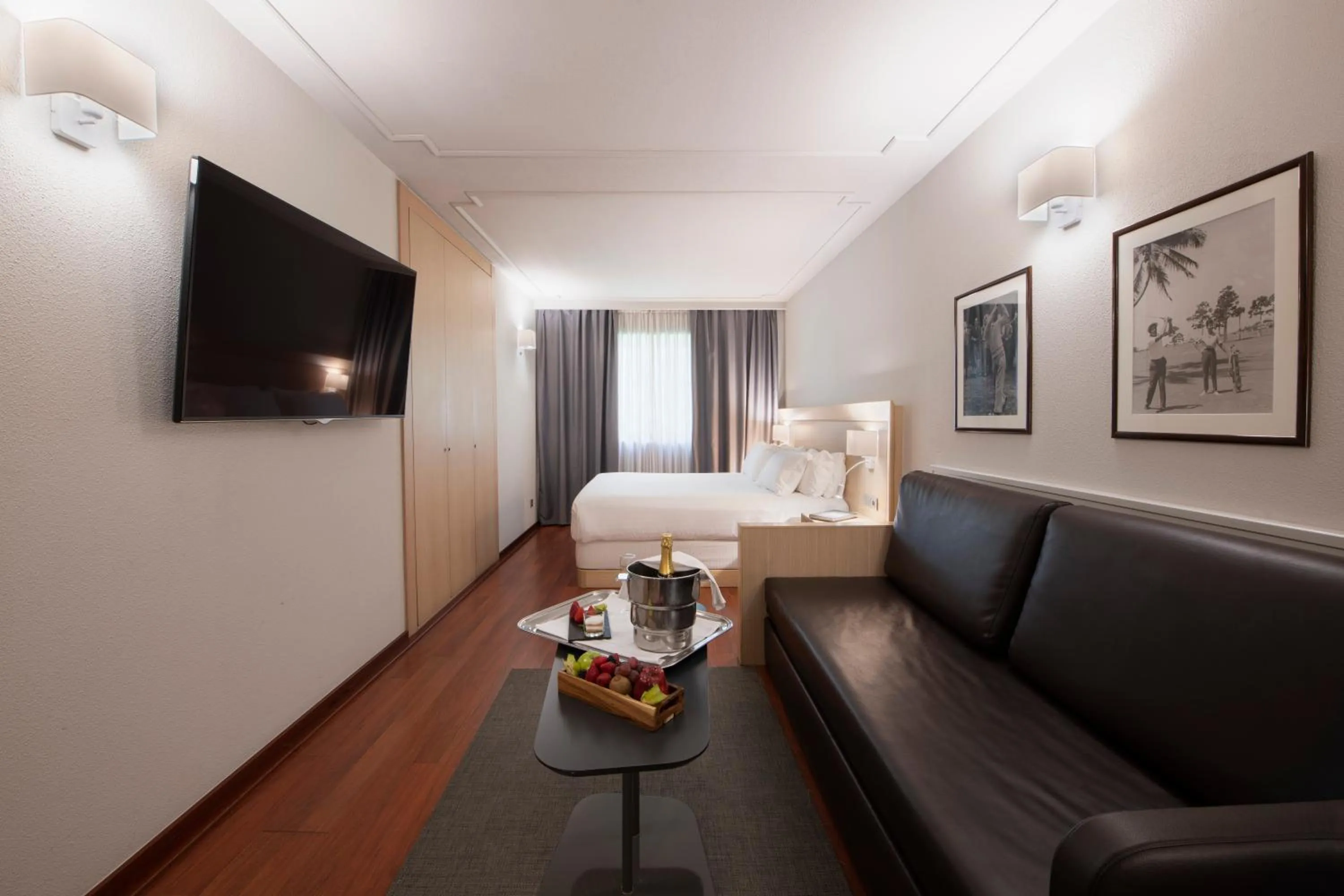 TV and multimedia, Bed in Suites Plaza Hotel & Wellness