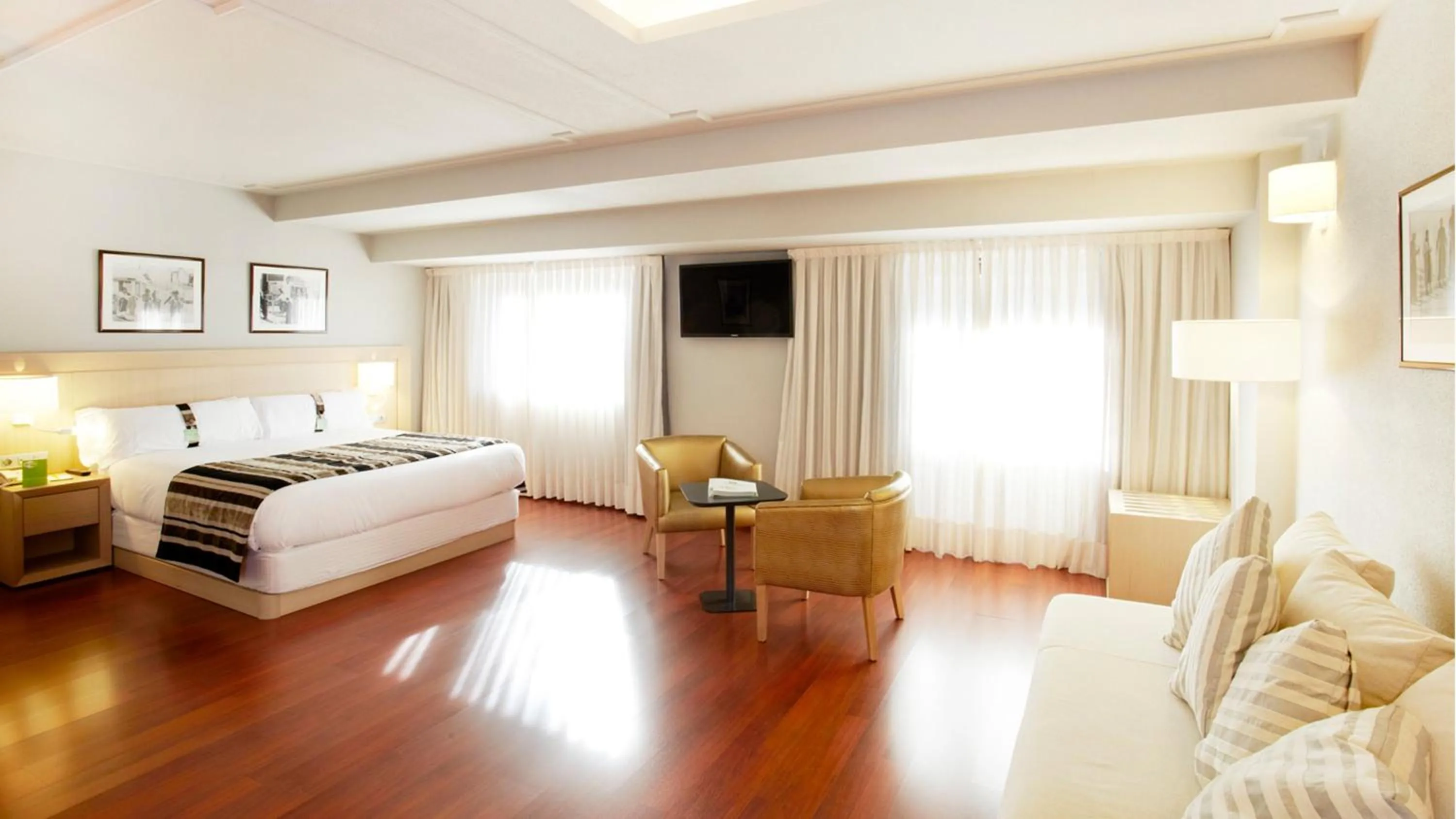 TV and multimedia, Bed in Suites Plaza Hotel & Wellness