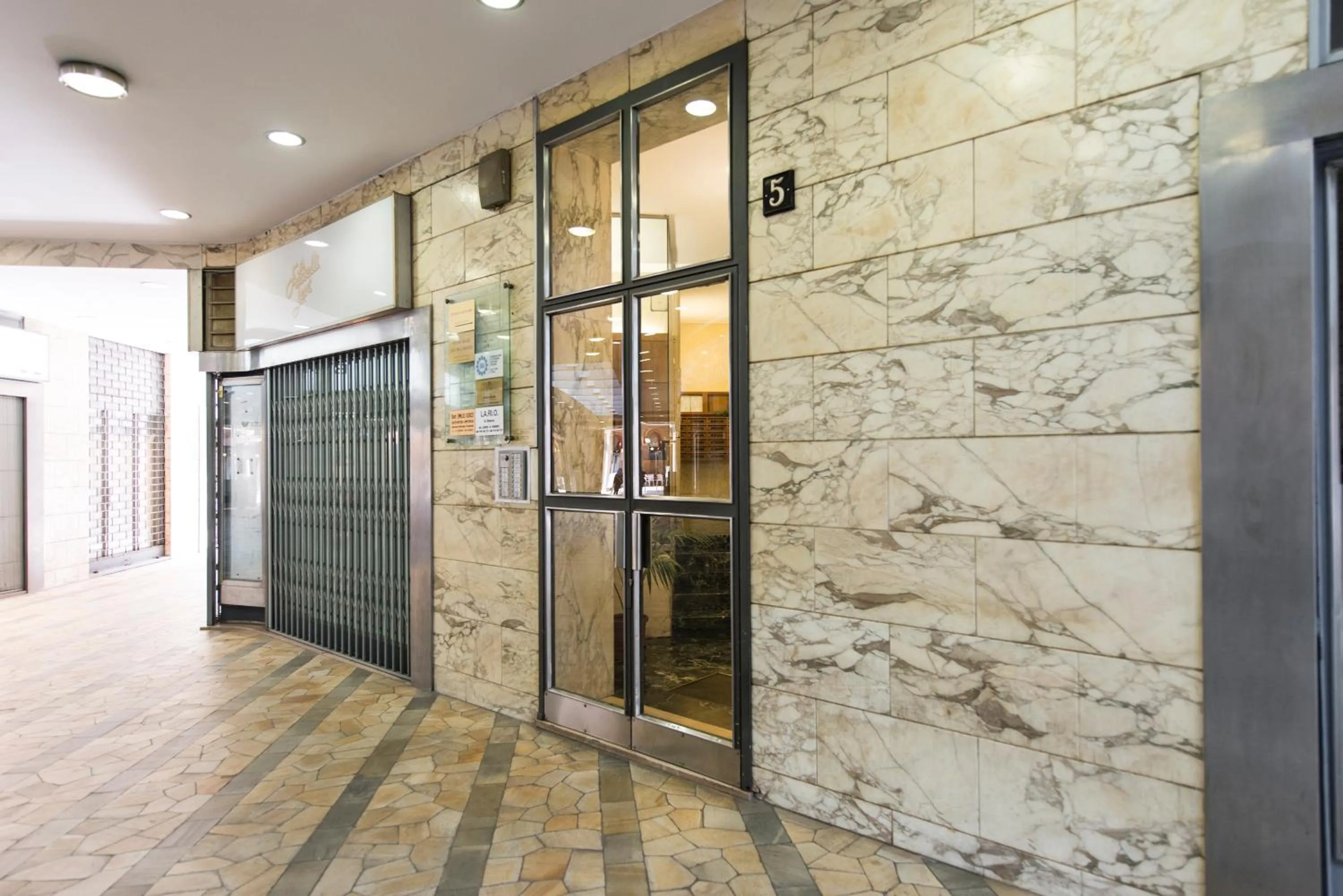 Facade/entrance in BnButler - Duomo Apartment - Galleria Unione