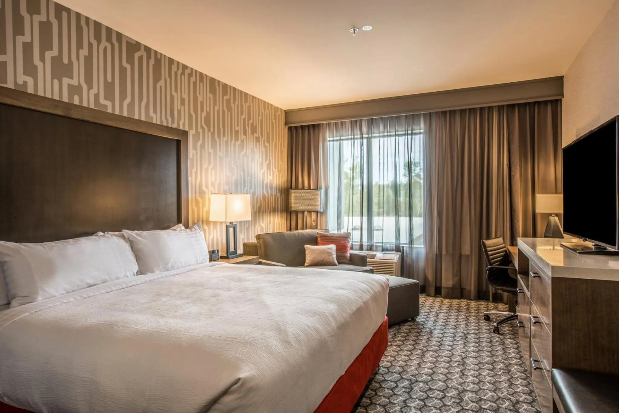 Photo of the whole room, Bed in Holiday Inn Portland West - Hillsboro by IHG