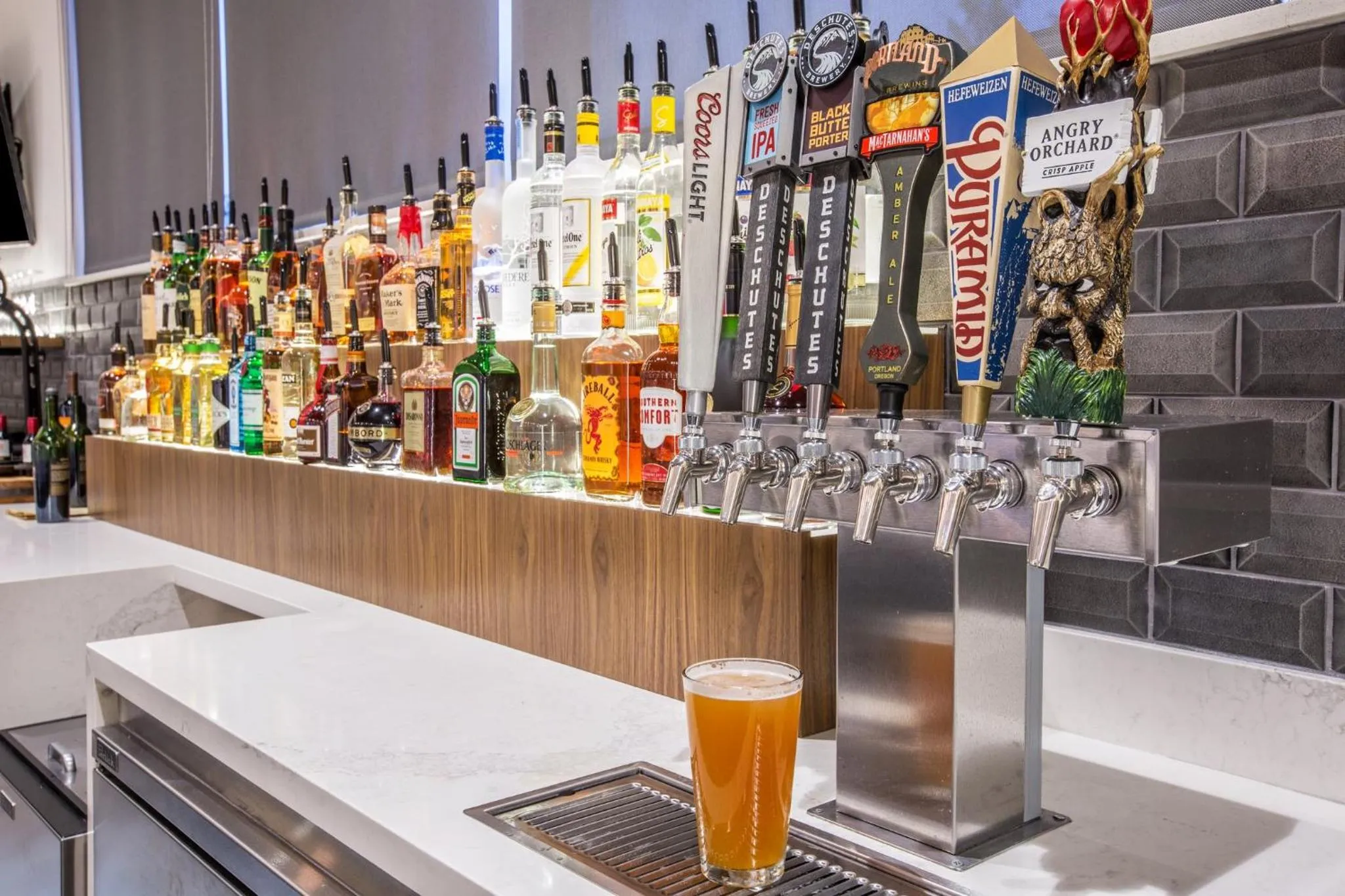 Lounge or bar in Holiday Inn Portland West - Hillsboro by IHG